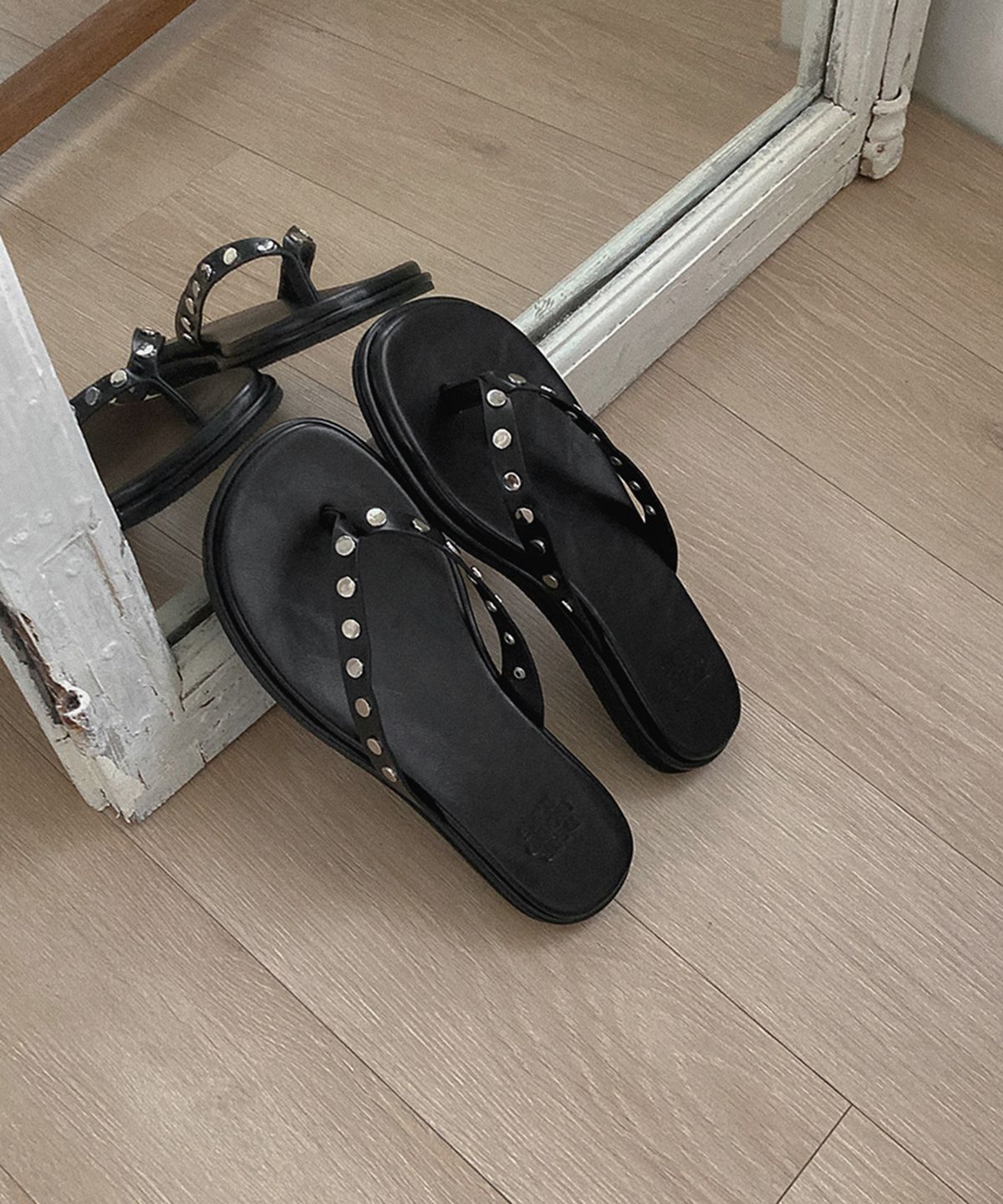 무드앤플(MOODNPLE) Margot 스터드 쿠션 플립플랍 2cm black