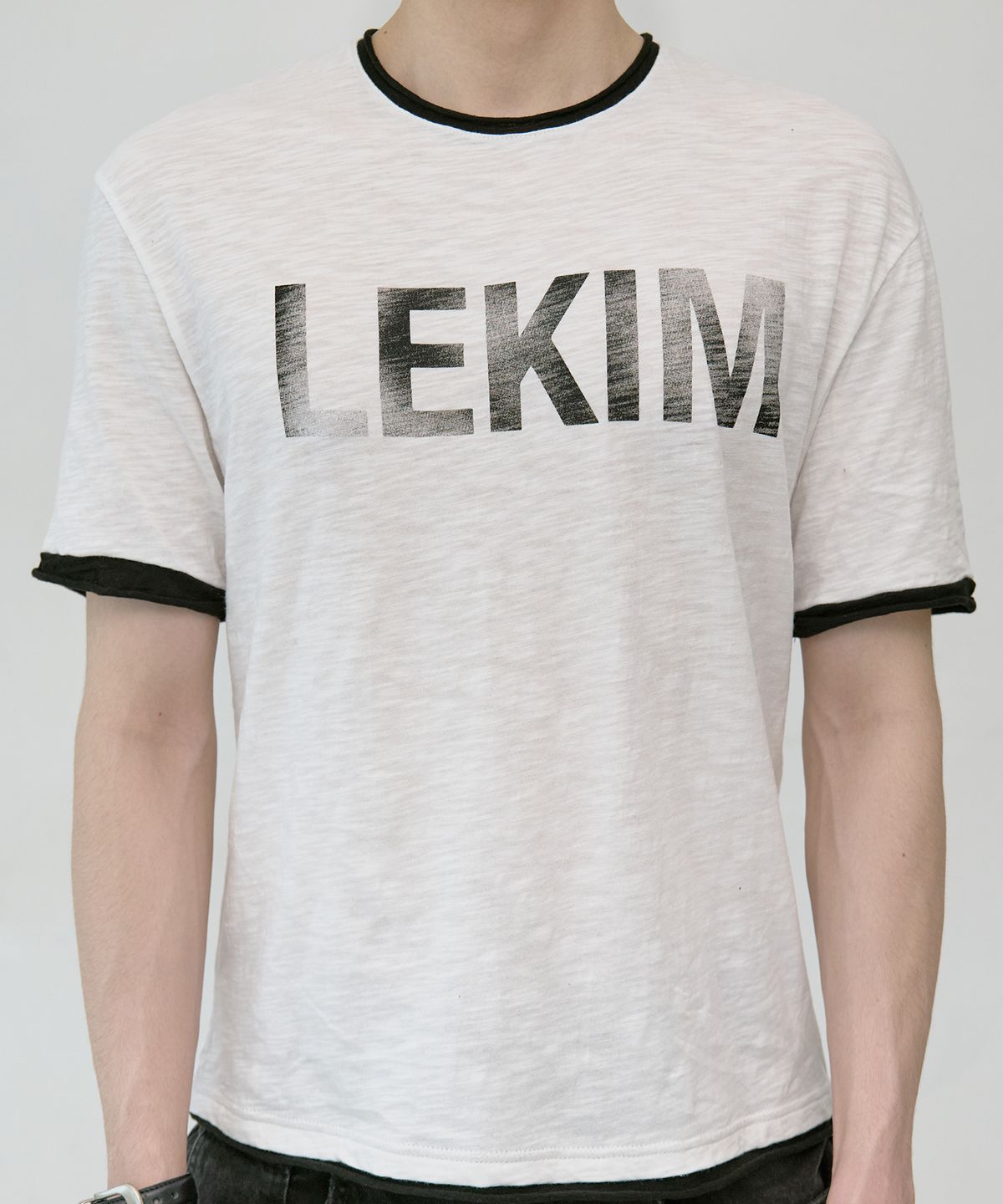 레킴(LEKIM) 레킴 로고 슬럽 티셔츠 (화이트)