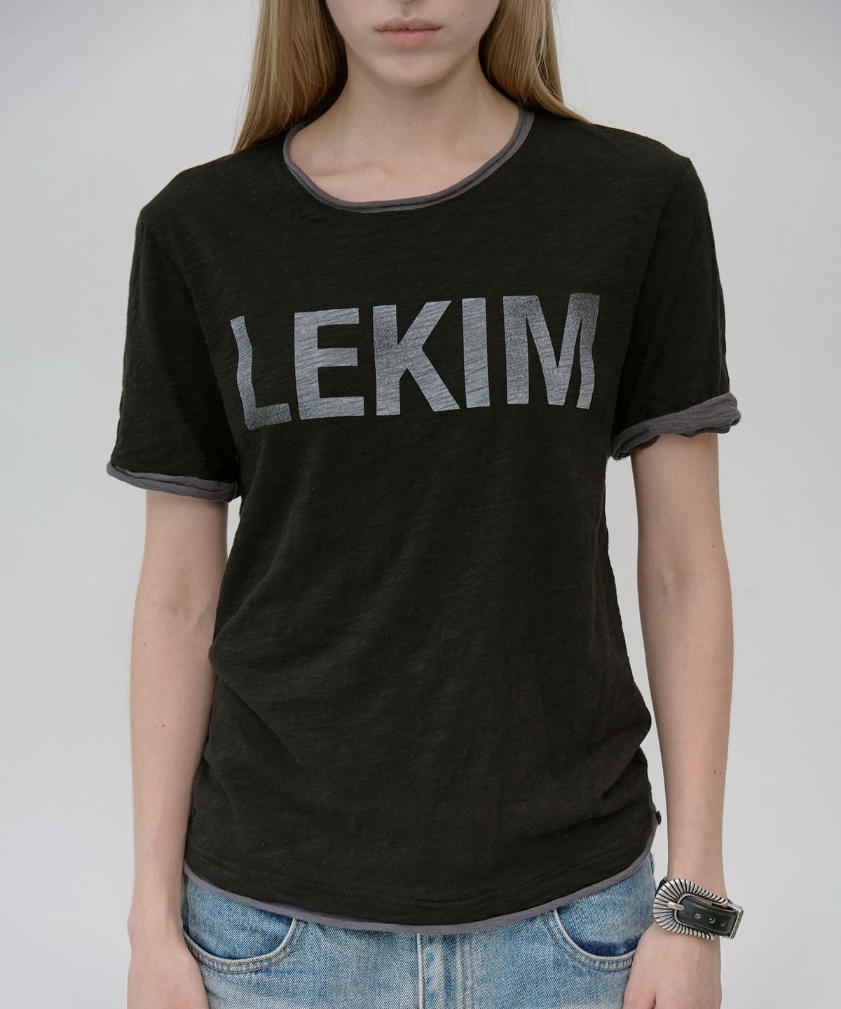 레킴(LEKIM) 레킴 로고 슬럽 티셔츠 (블랙)