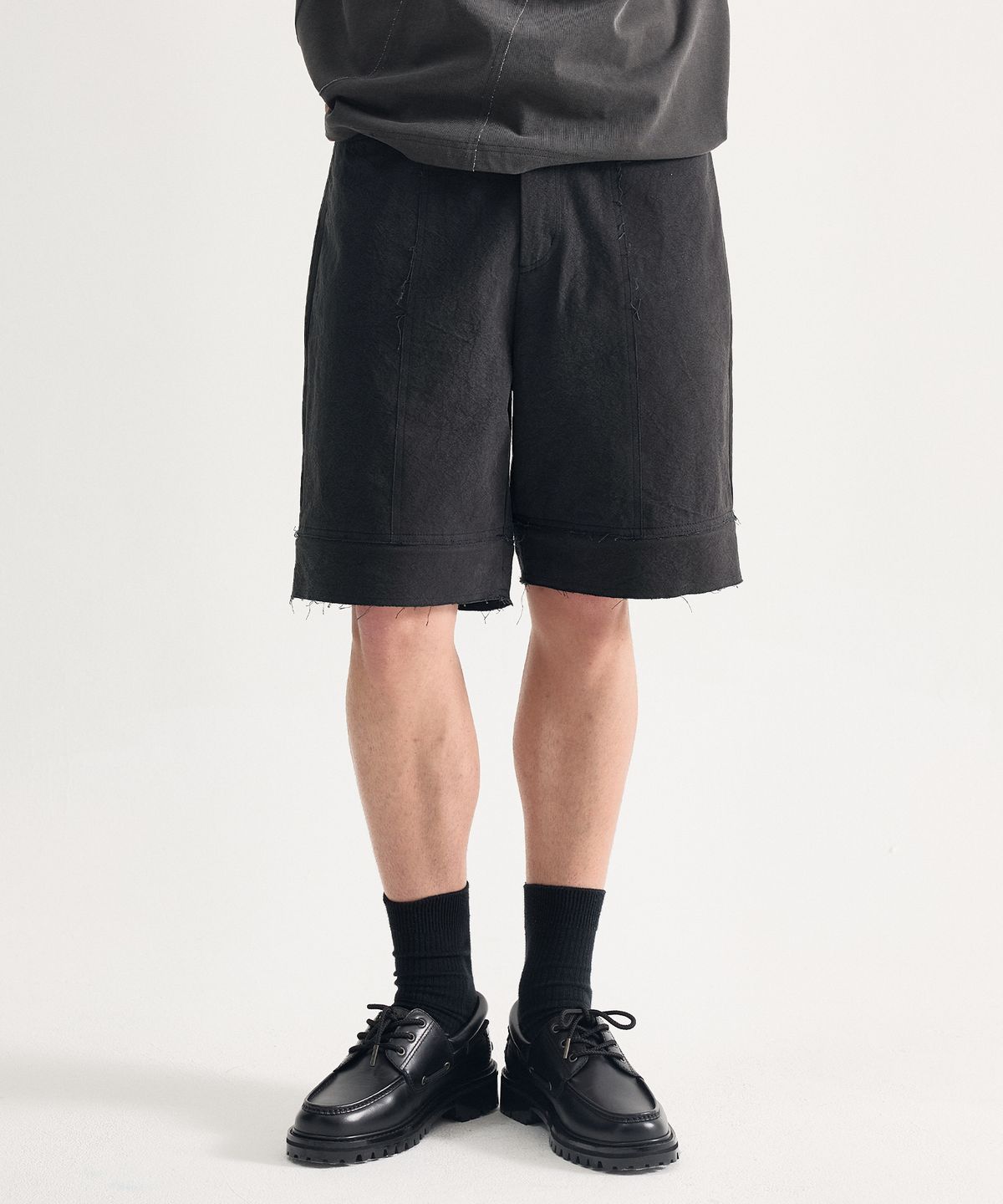 에이치직(H.JIK) Raw-edge Transformable Knee Zip Trousers - Dusty Black