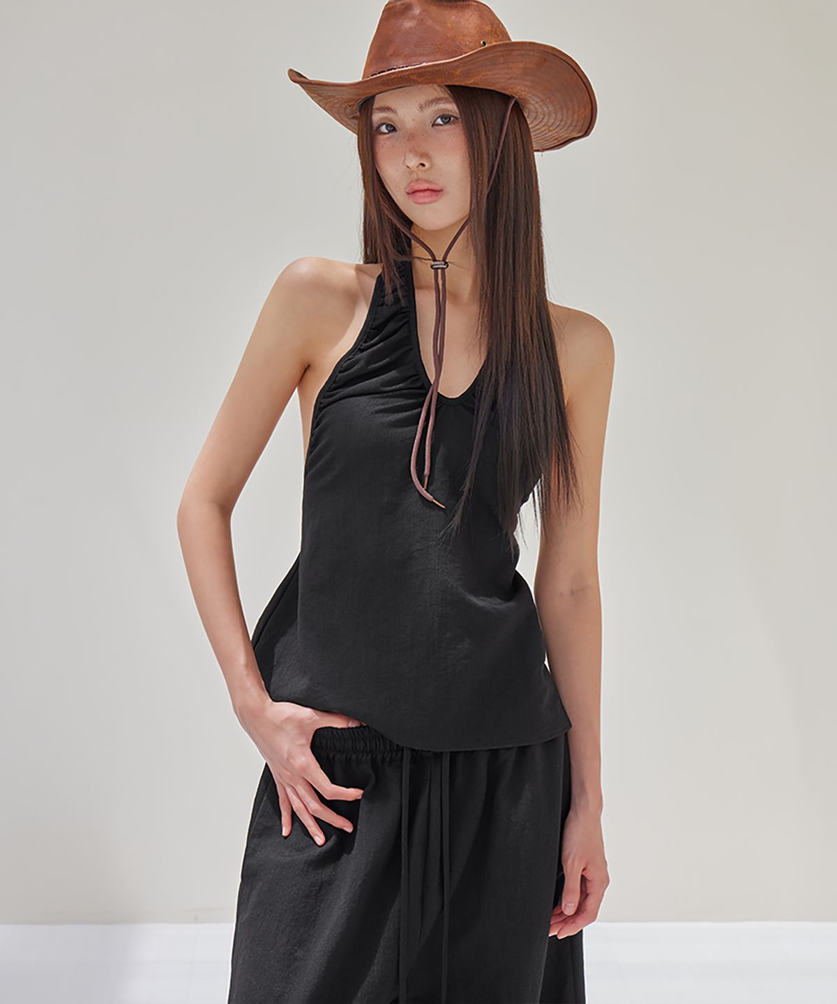 런던다다(LONDONDADA) Linen-Like Halter Shirring Top, BLACK