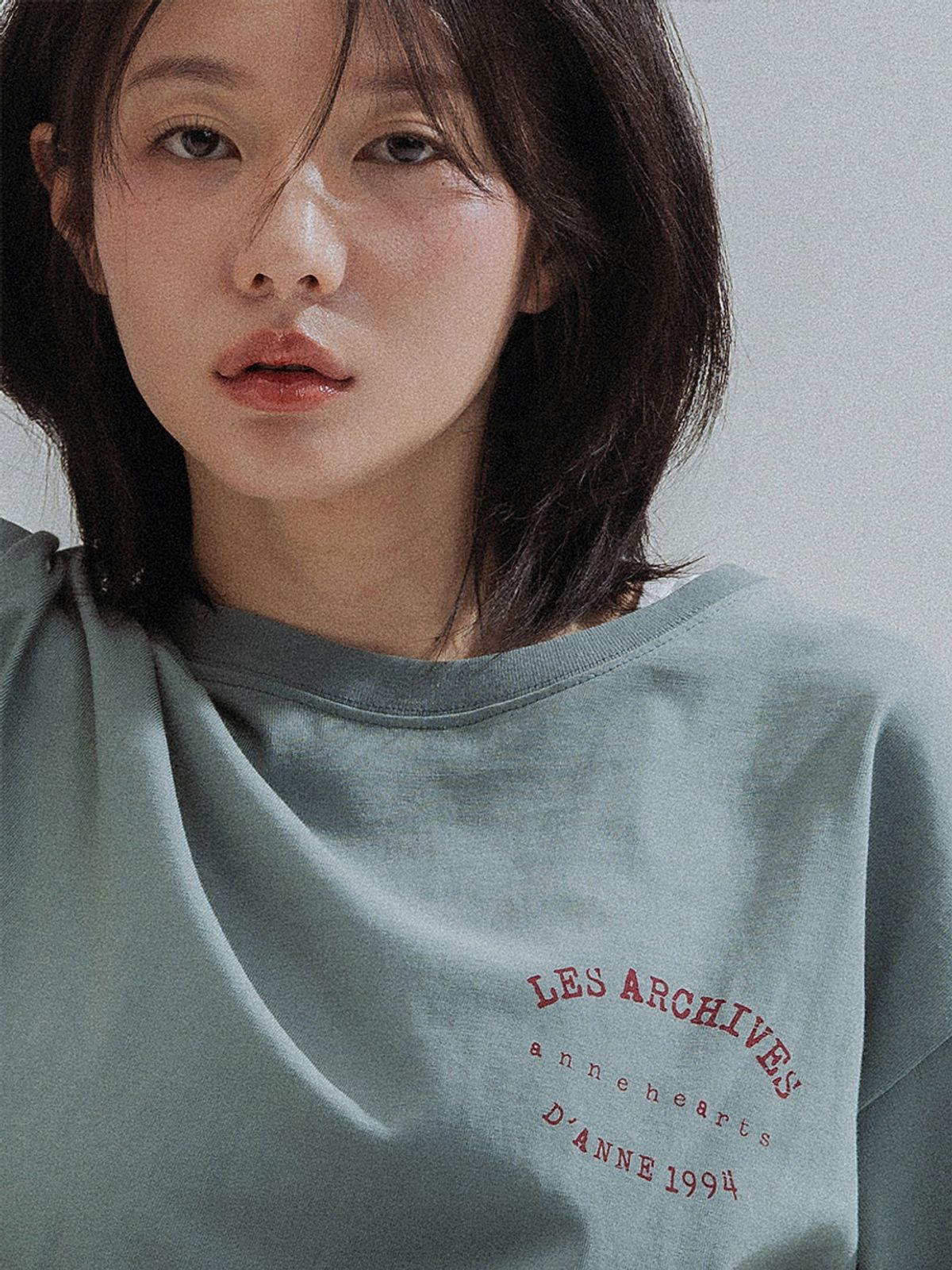 앤하츠(ANNEHEARTS) Bob Muse Print Overfit Tee_SAGEGREEN 3rd