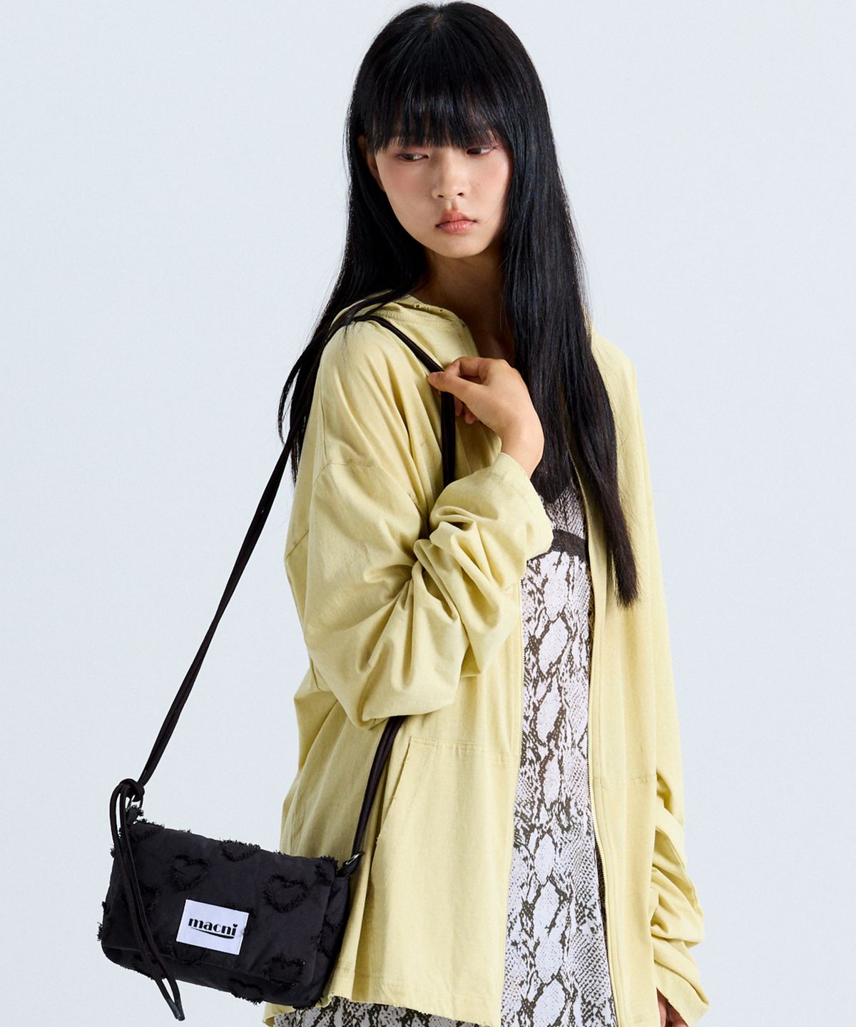 마크니(MACNI) HEART STRING CROSS BAG BLACK