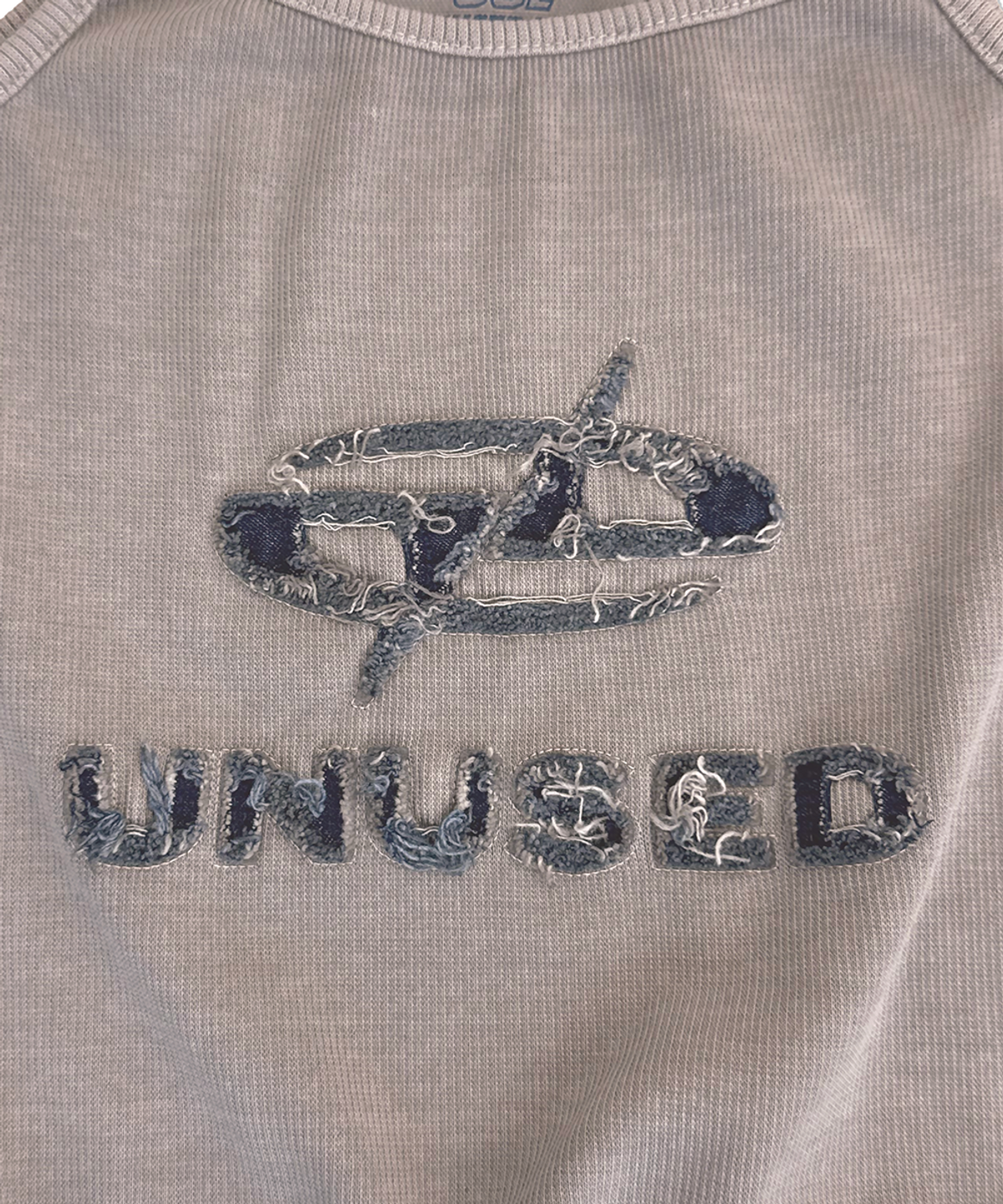 언유즈랩(UNUSEDLAB) UUL 아플리케 슬리브리스 탑  (라이트 그레이)