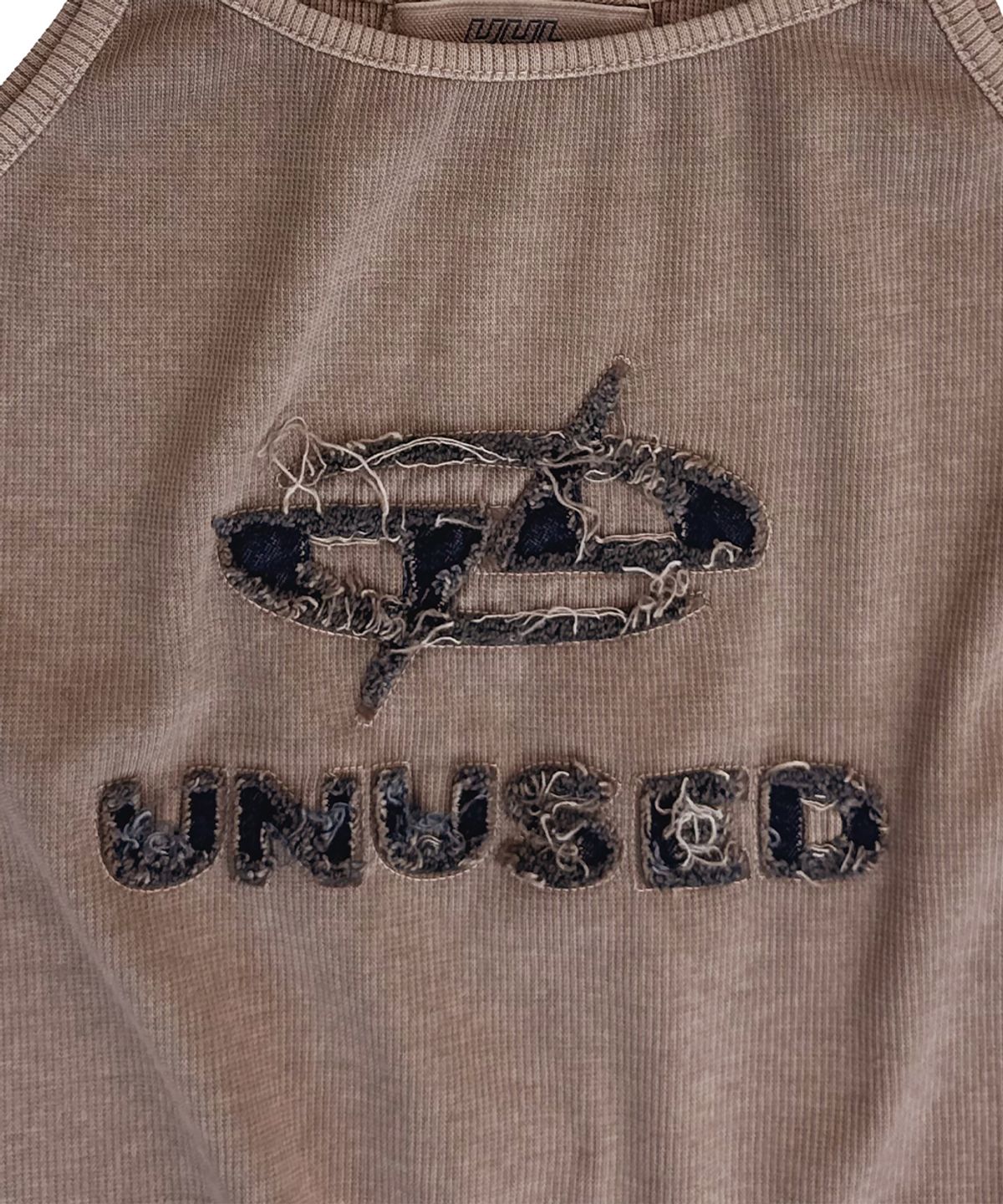 언유즈랩(UNUSEDLAB) UUL 아플리케 슬리브리스 탑 (브라운)