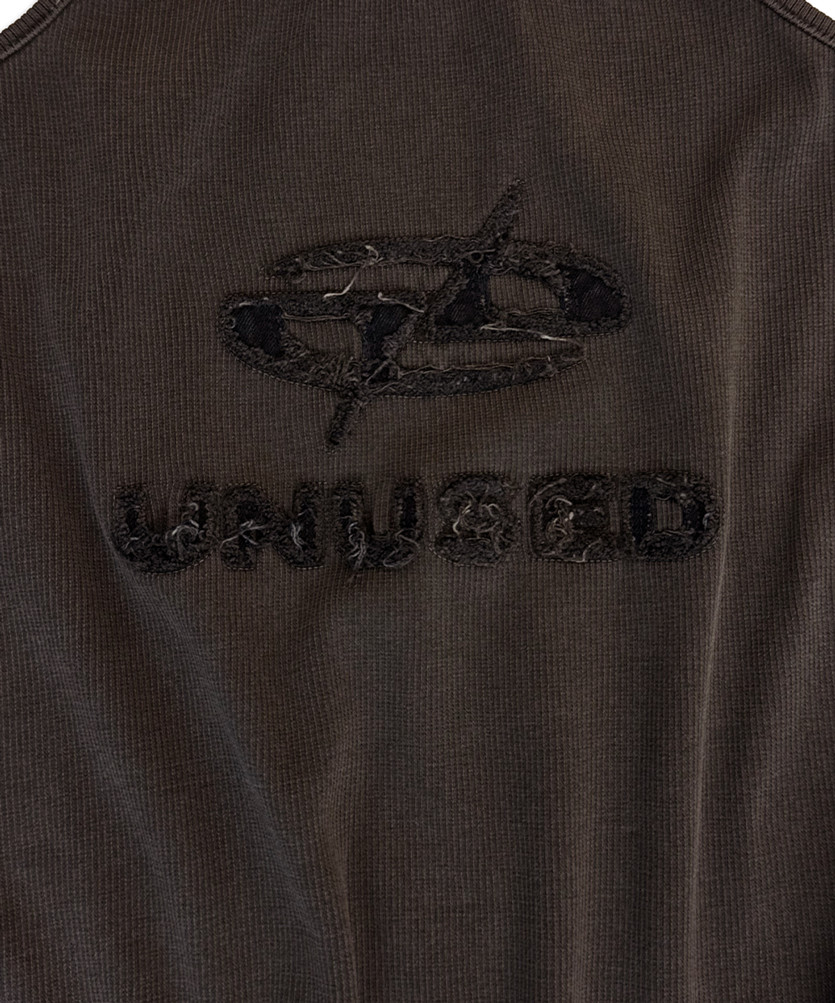 언유즈랩(UNUSEDLAB) UUL 아플리케 슬리브리스 탑  (차콜)