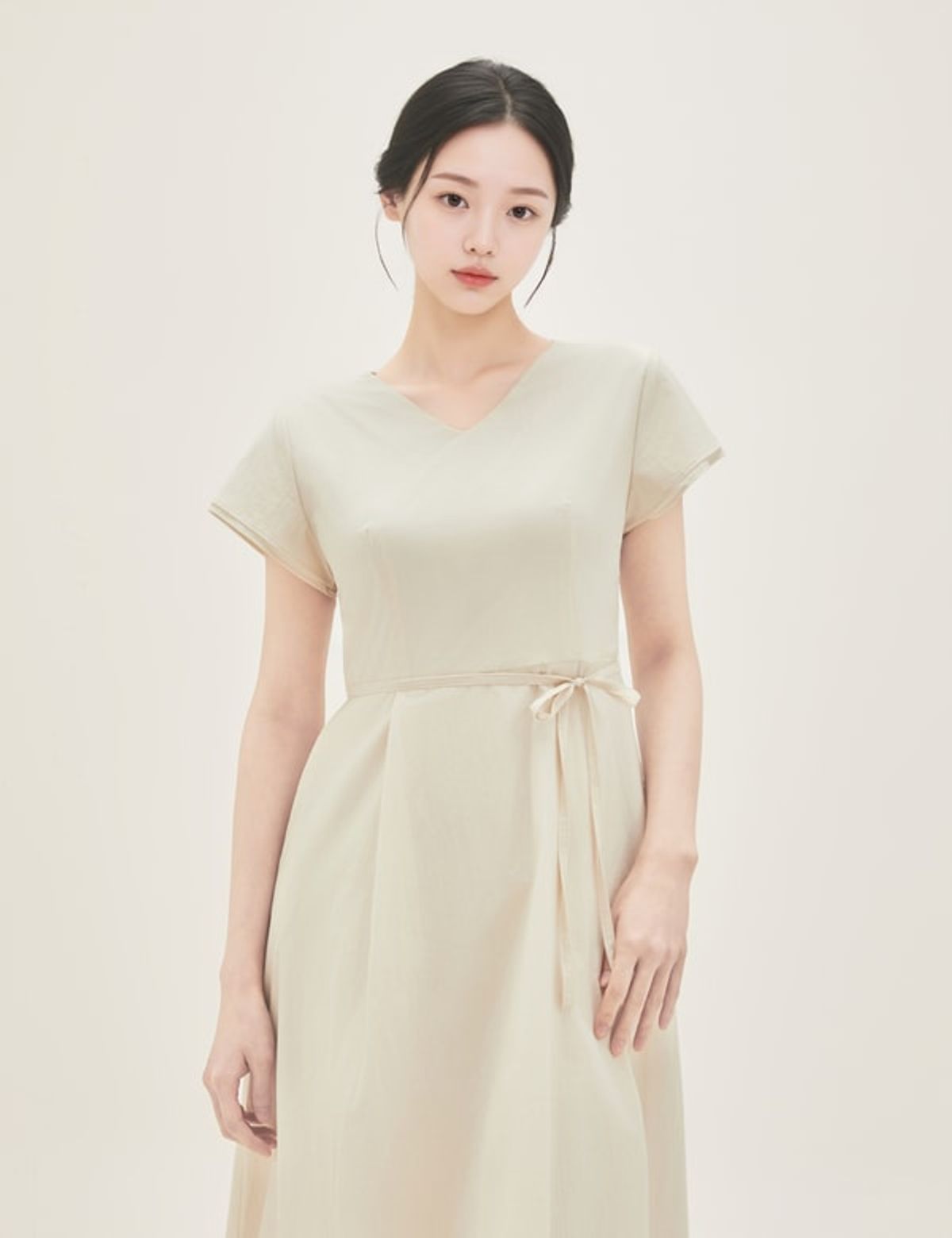 로엠(ROEM) 리본끈 디테일 반팔 롱 원피스 RMOWG37R12