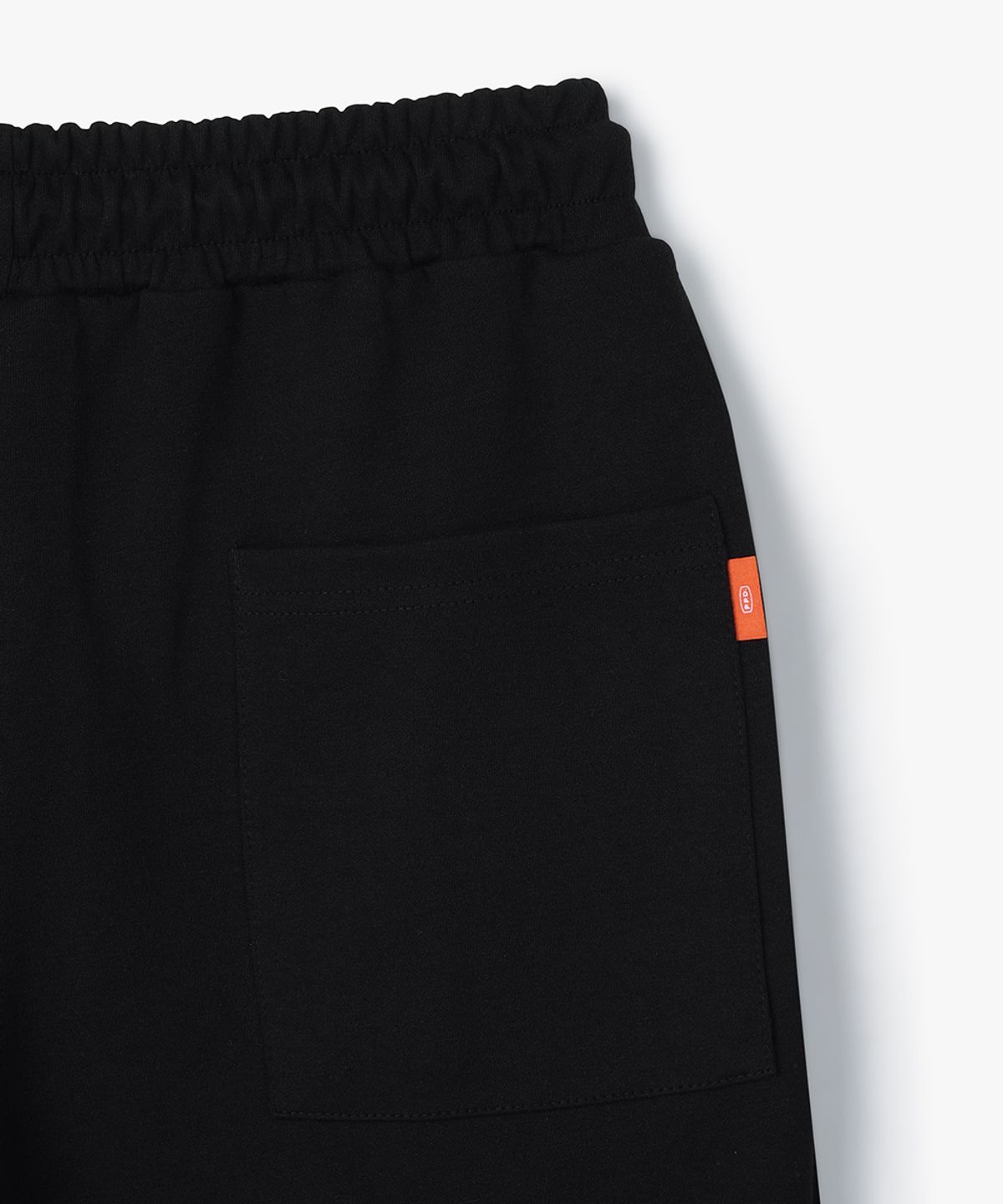 퍼프퍼프뎁트(PUFF PUFF DEPT) Kangaroo Pocket Bermuda Wide Sweat Shorts BLACK