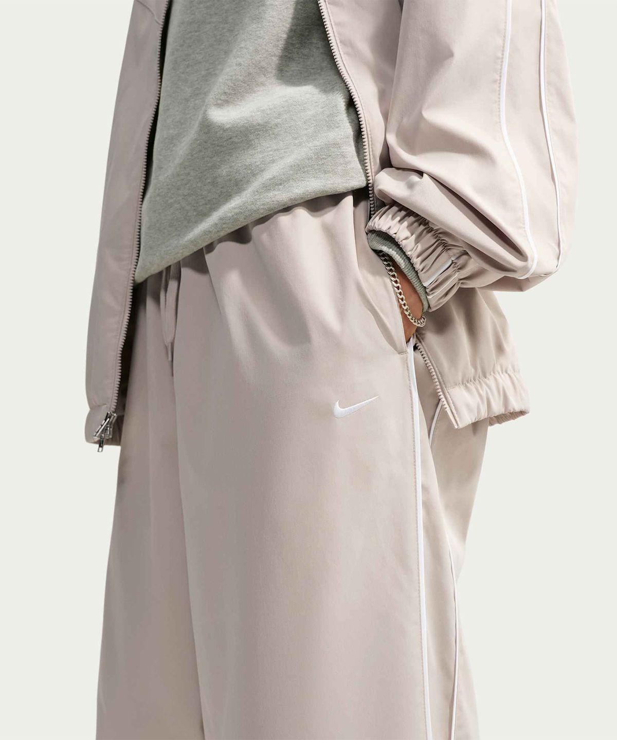 나이키(NIKE) 스포츠웨어 루즈 핏 하이웨이스트 트랙 팬츠 W - 크림 II:화이트 / IQ3167-236