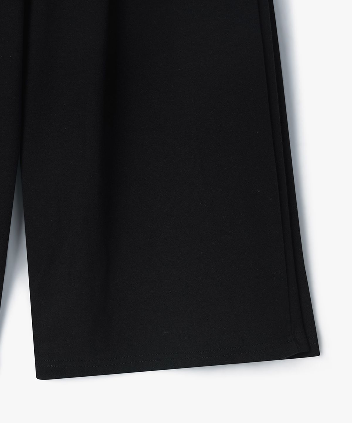 퍼프퍼프뎁트(PUFF PUFF DEPT) 3Pleats Bermuda Wide Sweat Shorts BLACK