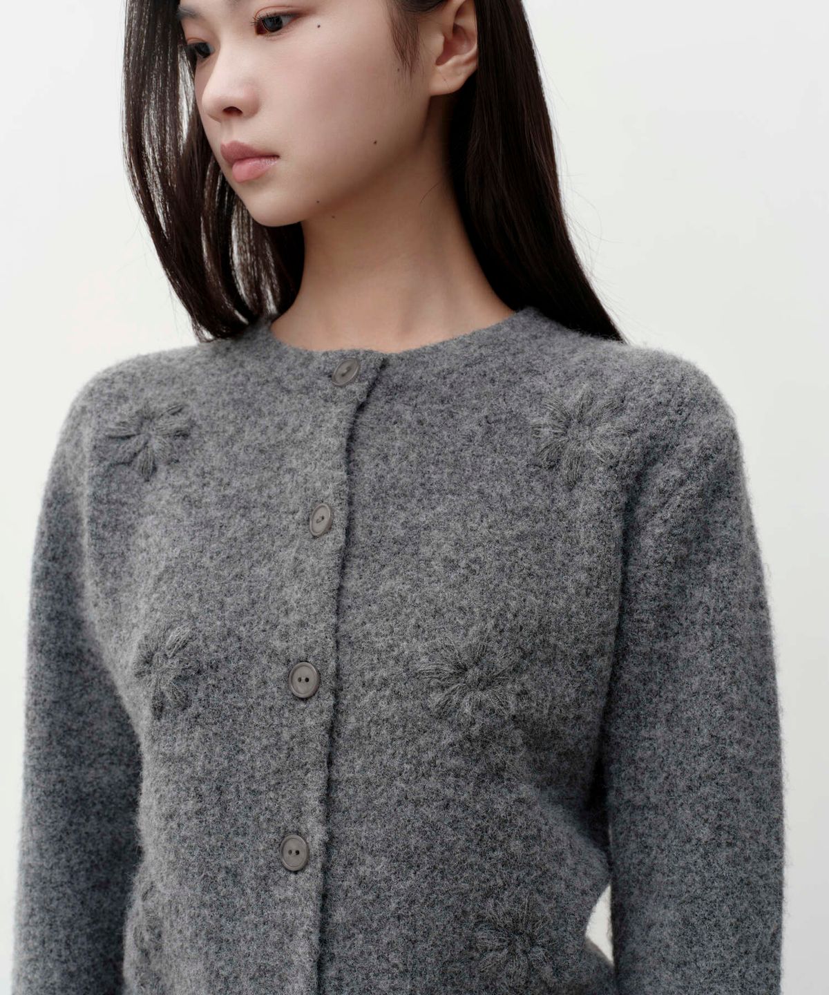 무신사 스탠다드 우먼(MUSINSA STANDARD WOMAN) 우먼즈 플라워 라운드 넥 가디건 [미디엄 그레이]