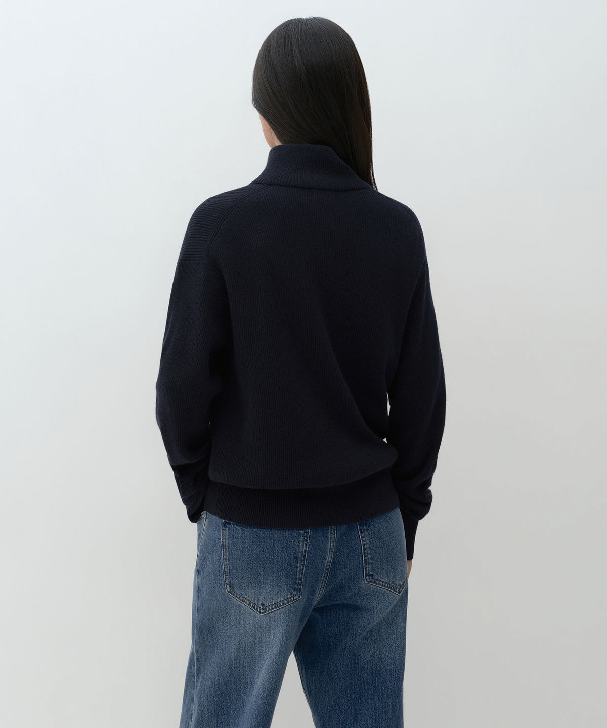 무신사 스탠다드 우먼(MUSINSA STANDARD WOMAN) [빅토리아 울] 우먼즈 미니멀 리브드 쿼터 집 스웨터 [네이비]