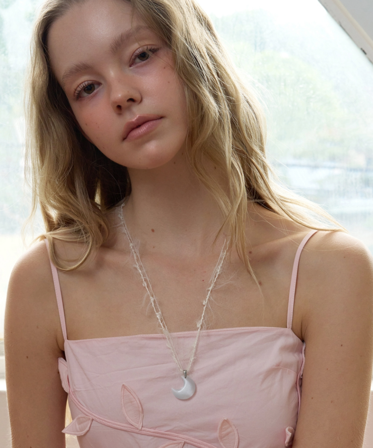 판타스틱 플래닛(FANTASTIC PLANET) white moon soft string necklace
