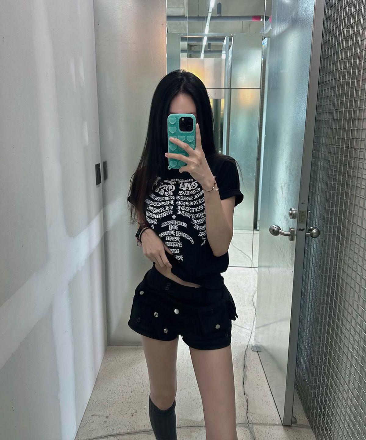 더트(DURT) BONE CORE CROP TEE (BLACK)