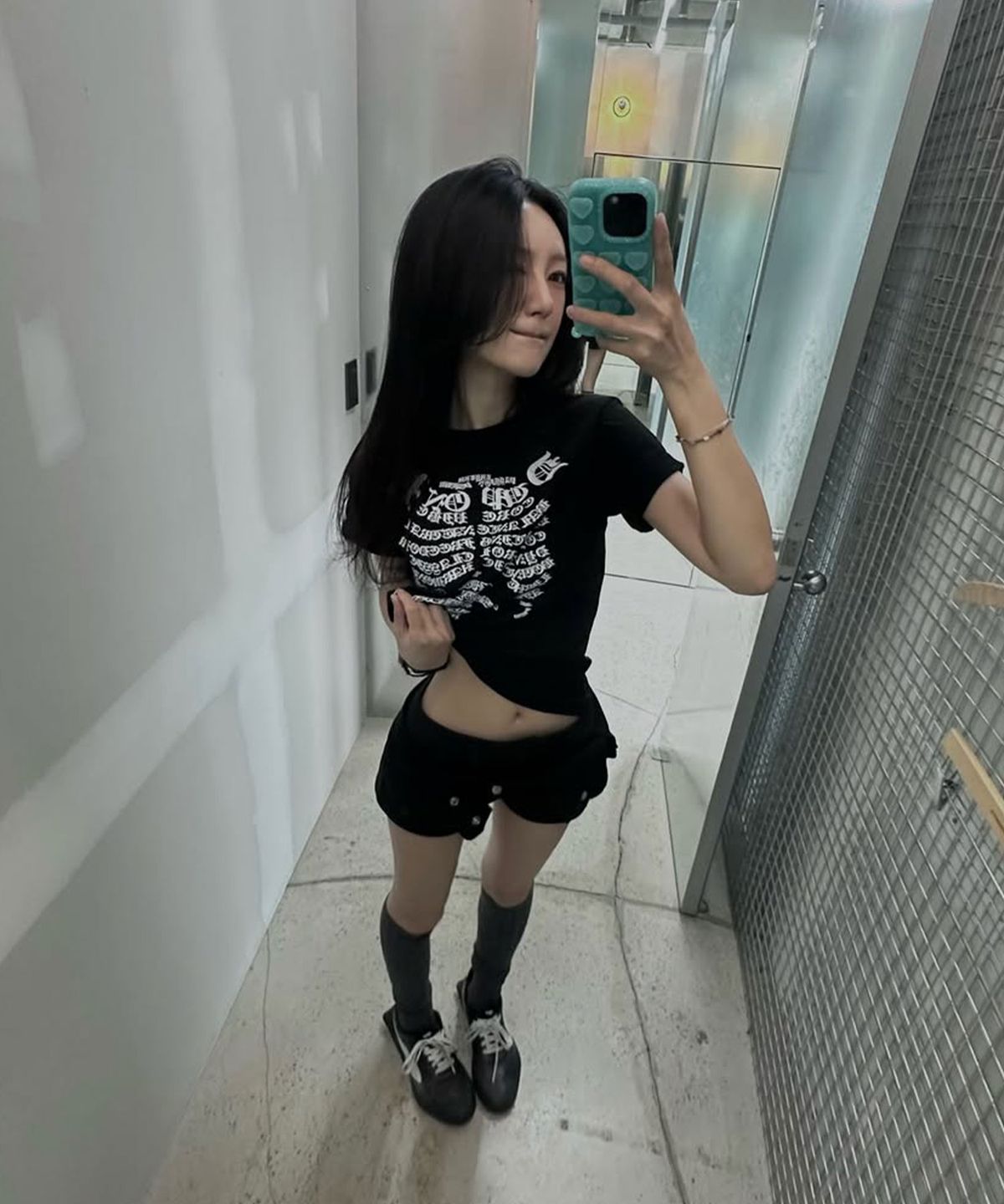 더트(DURT) BONE CORE CROP TEE (BLACK)