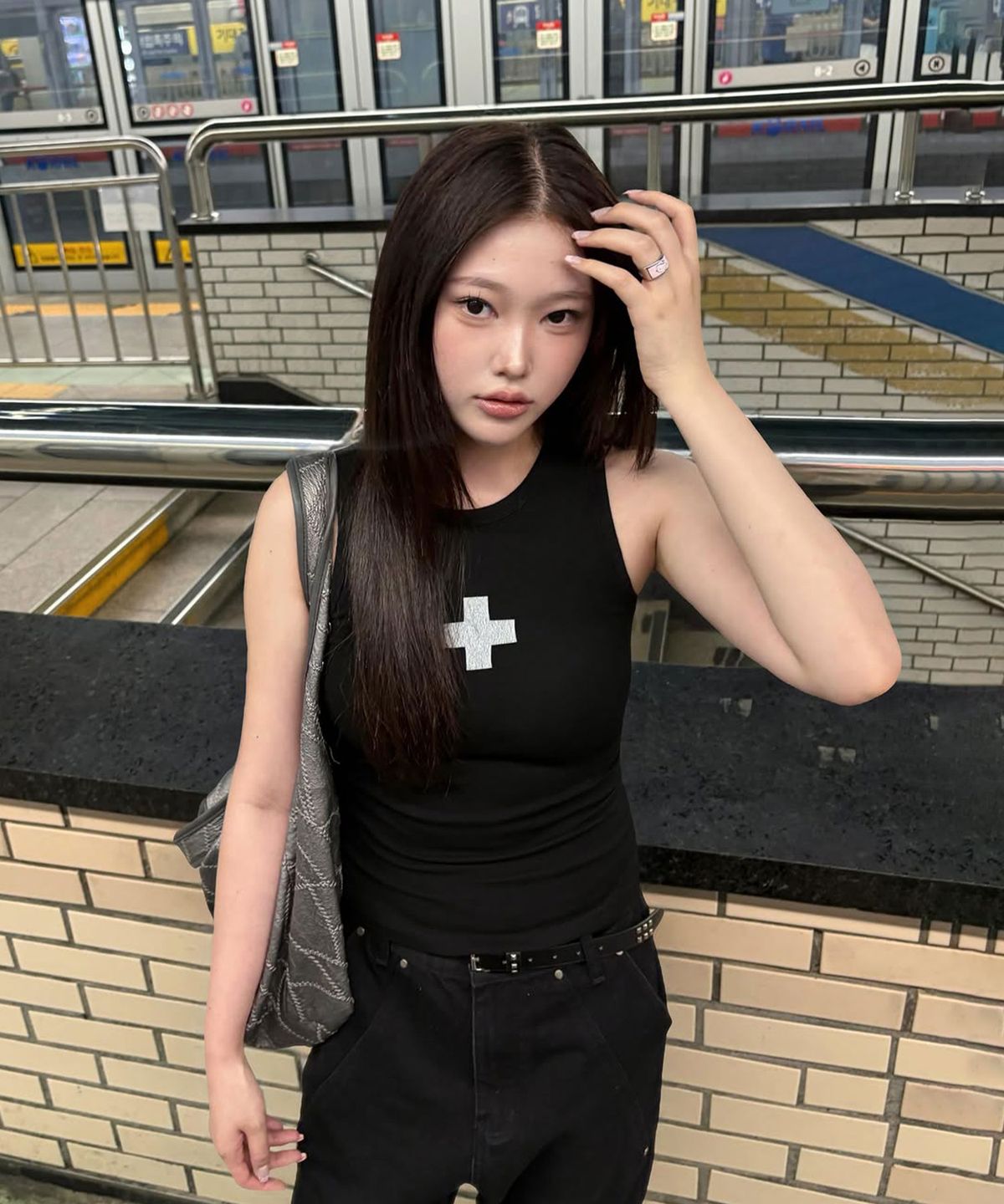 더트(DURT) PLUS SLEEVELESS (BLACK)