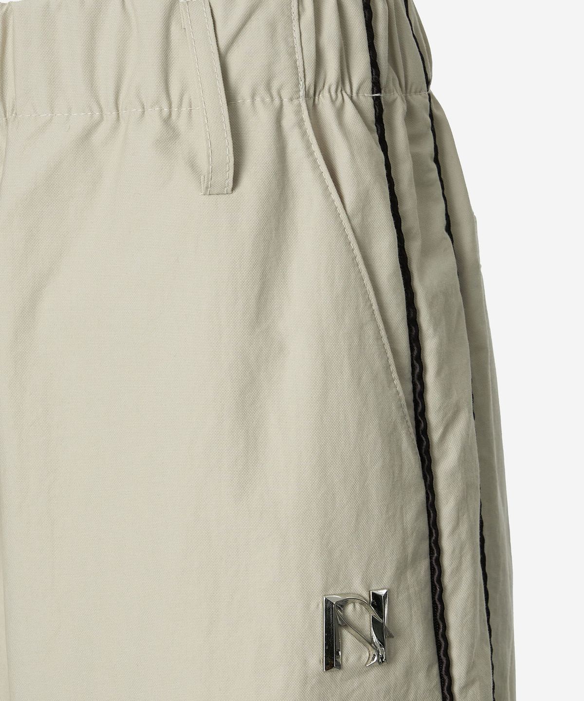 뉴얼린(NEWALRIN) Newalrin emblem nylon wide Pants Beige