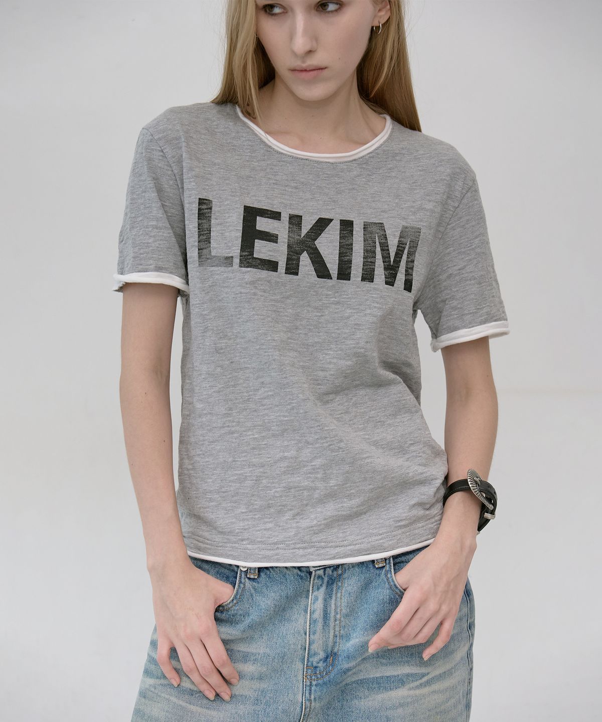 레킴(LEKIM) 레킴 로고 슬럽 티셔츠 (그레이)