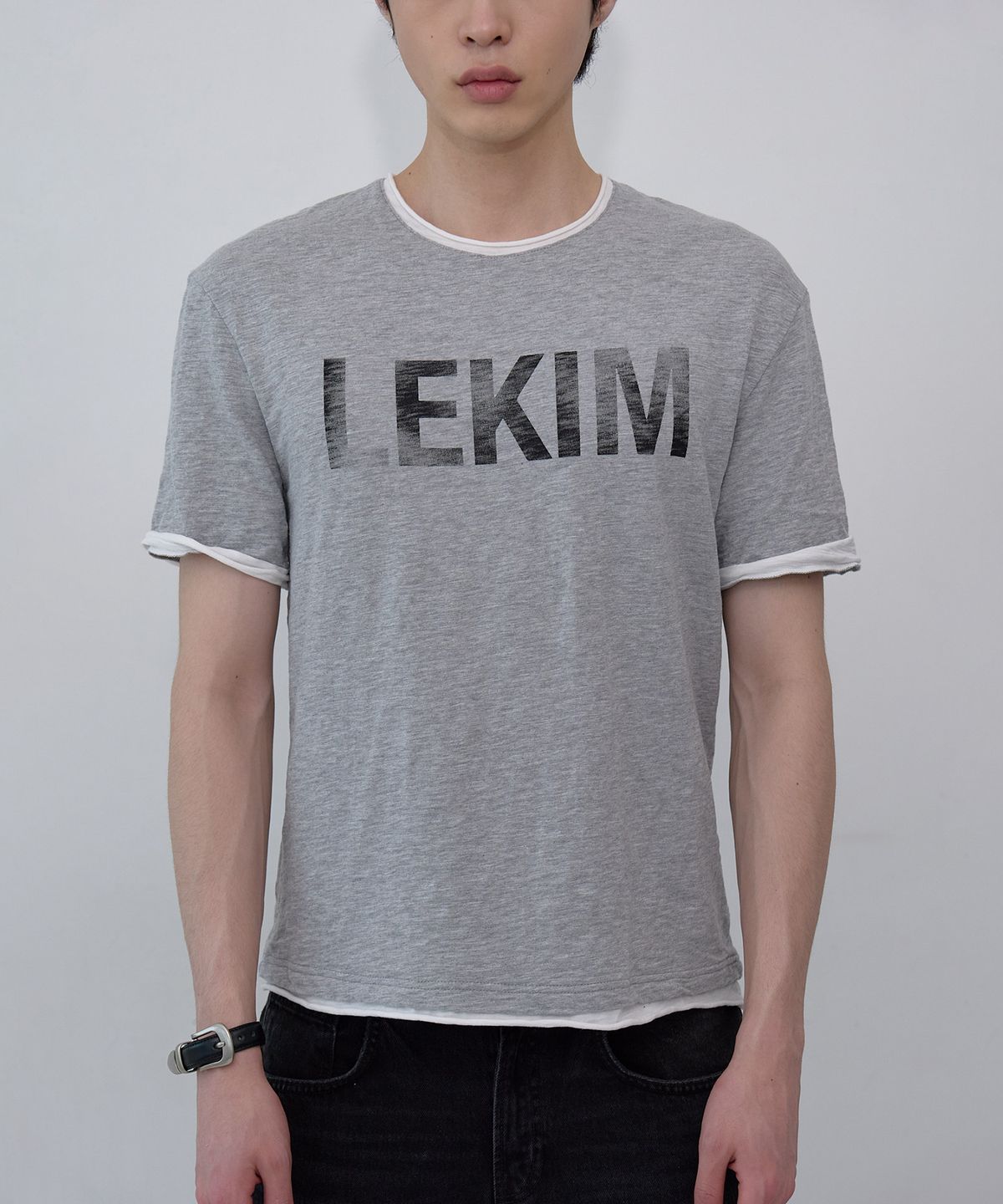 레킴(LEKIM) 레킴 로고 슬럽 티셔츠 (그레이)