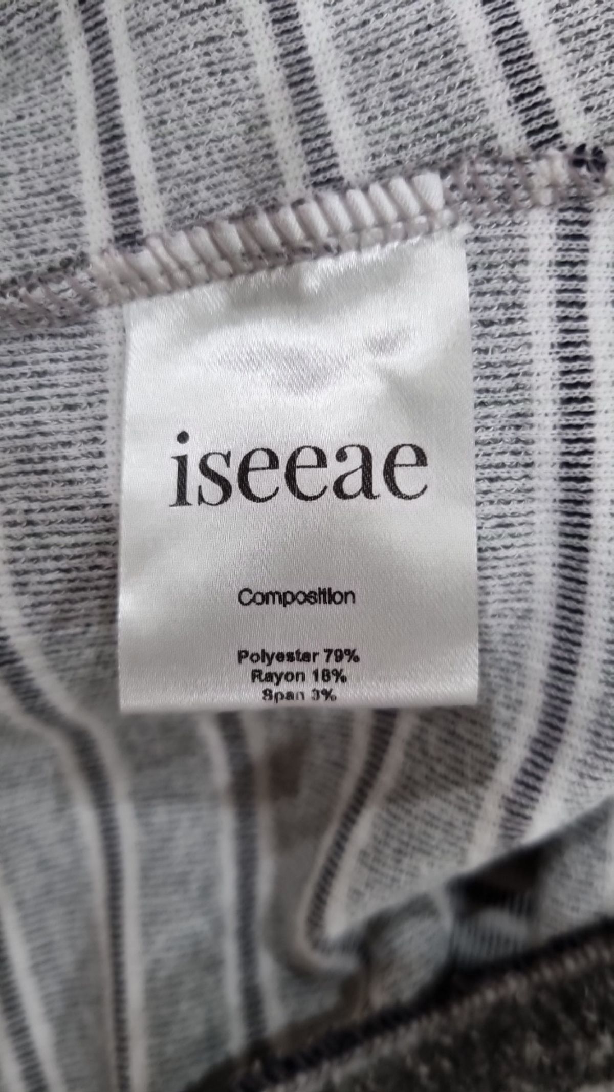 아이씨에(ISEEAE) 긴소매 티셔츠