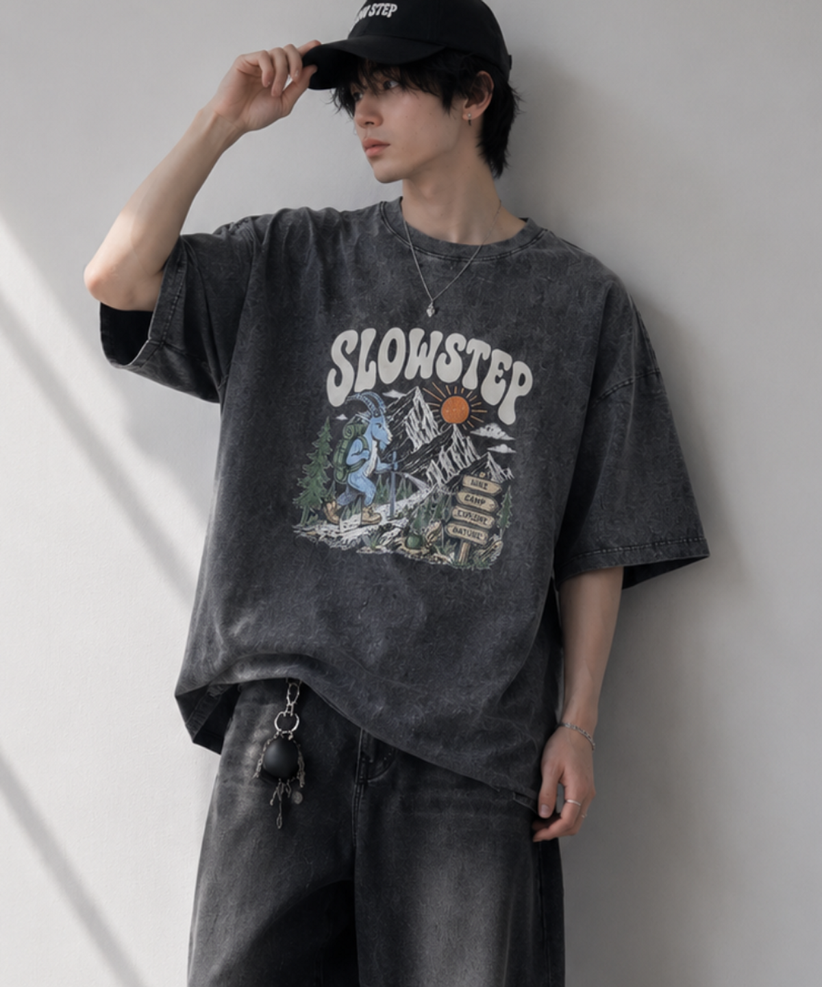 슬로우스텝(SLOWSTEP) SP2606 빈티지 마운틴 고트 그래픽 피그먼트 오버핏 반팔티 블랙