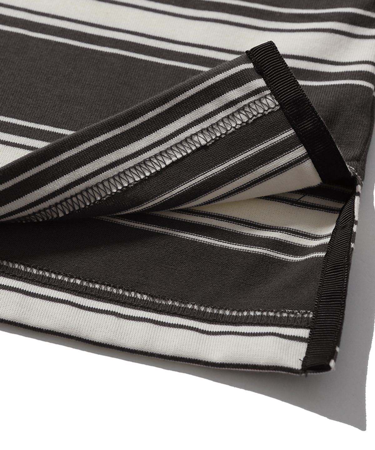 모이프(MOIF) [SS26] ONE POCKET H/S TEE / CHARCOAL STRIPE