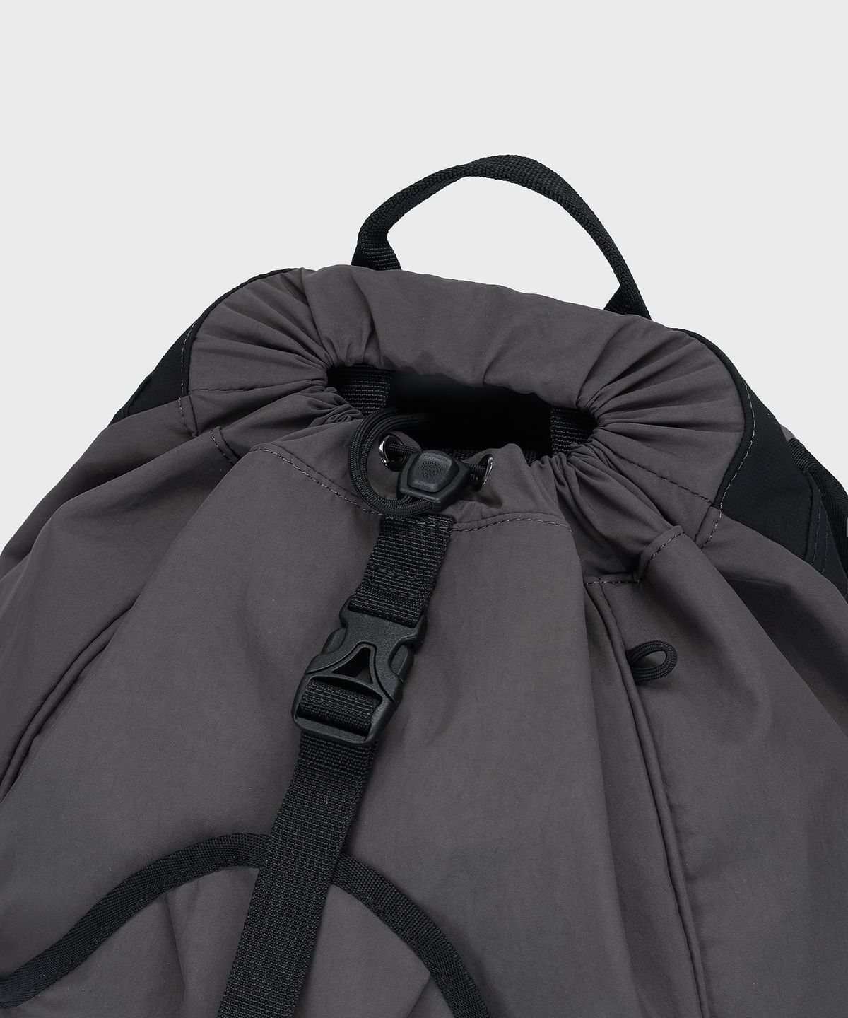 세르지오 타키니(SERGIO TACCHINI) U 버클 드로우 스트링 백팩 (D.Charcoal Grey)