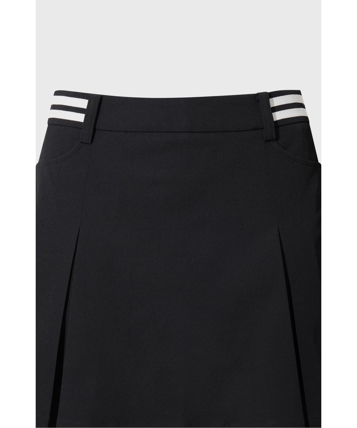 왁(WAAC) [Exclusive] Unbalanced line pleats skort WWKCM26901BKX