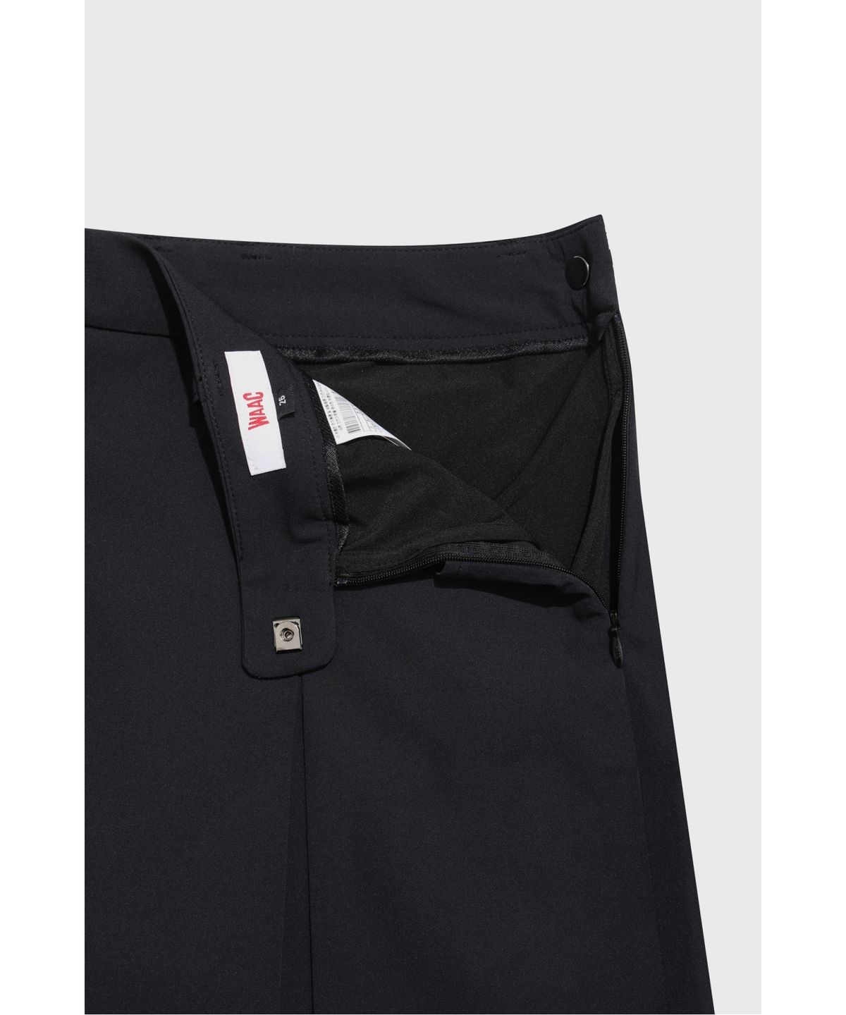 왁(WAAC) [Exclusive] Unbalanced line pleats skort WWKCM26901BKX