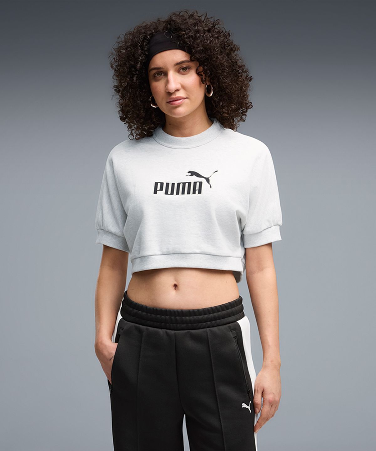 푸마(PUMA) 푸마 x 로제 에센셜 엘리베이티드 No.1 로고 릴랙스드 피치 터치 크루넥 - 화이트 글로우 헤더 / 636645-05