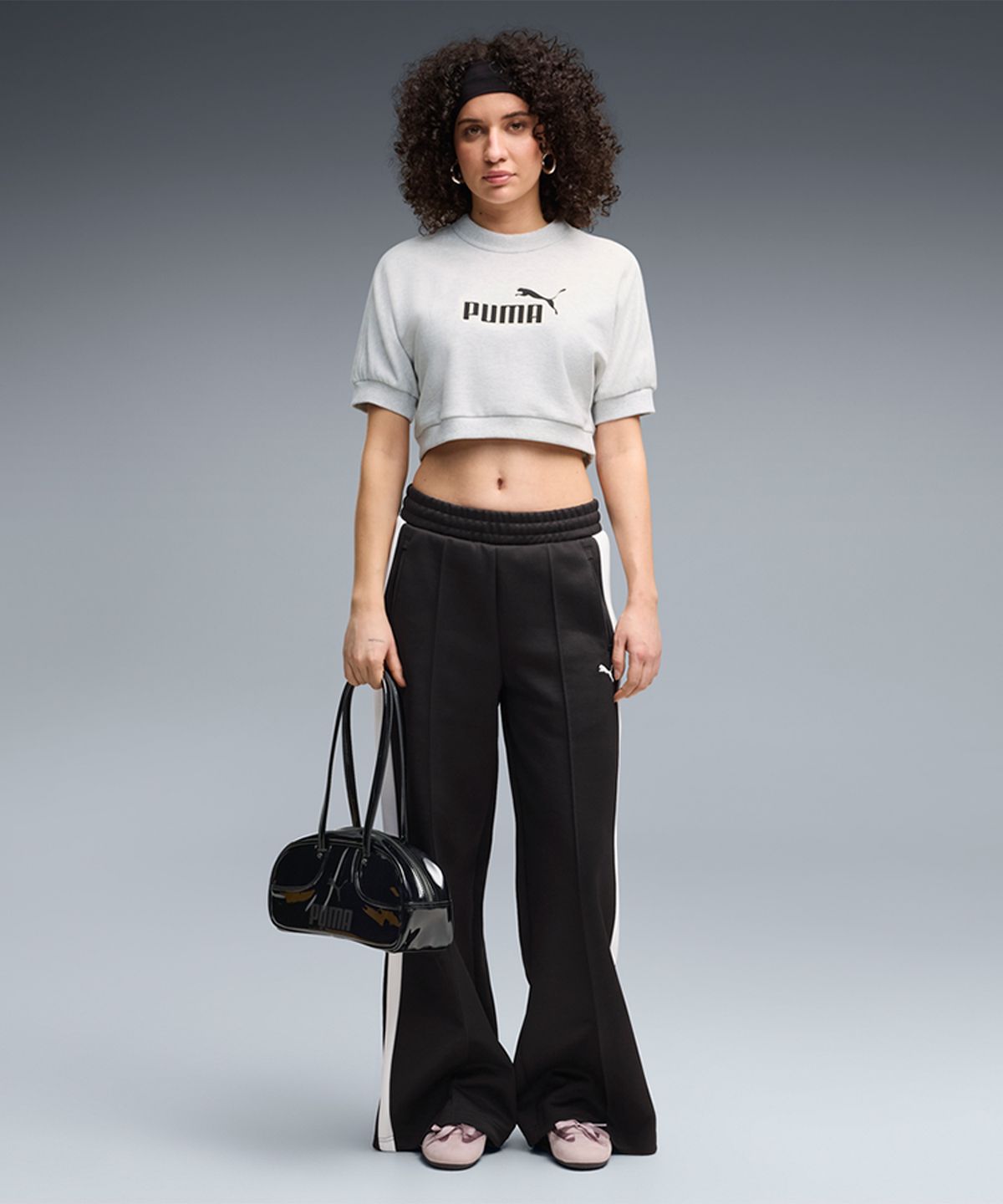 푸마(PUMA) 푸마 x 로제 에센셜 엘리베이티드 No.1 로고 릴랙스드 피치 터치 크루넥 - 화이트 글로우 헤더 / 636645-05