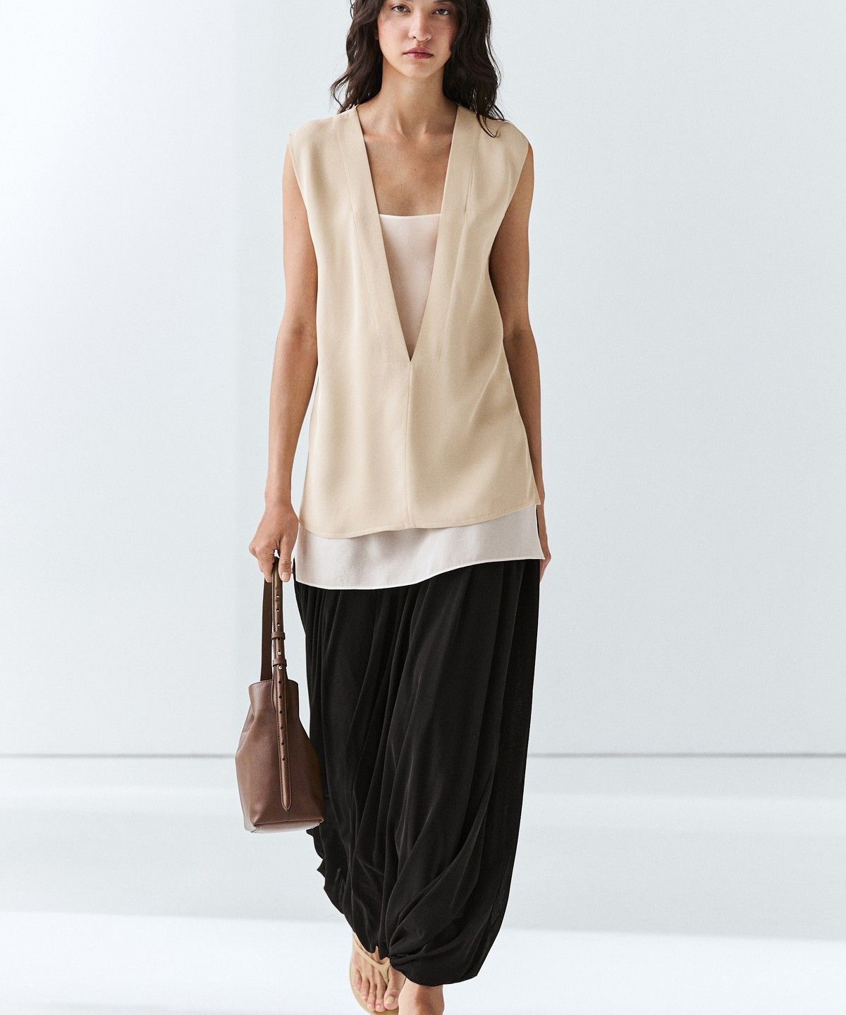 마시모두띠(MASSIMO DUTTI) 배색 디테일 플루이드 더블 레이어 톱