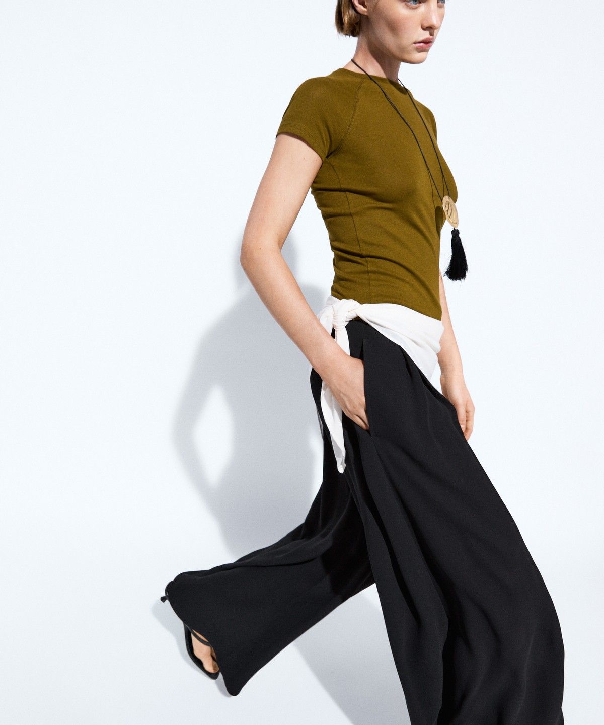 마시모두띠(MASSIMO DUTTI) 플리츠 디테일 볼륨 와이드 팬츠