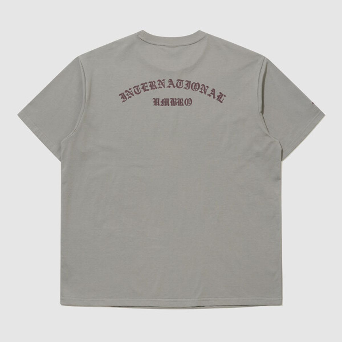 엄브로(UMBRO) 90 아치 레터링 쿨피마 그래픽 반팔 티셔츠 그레이 UR321CRS76