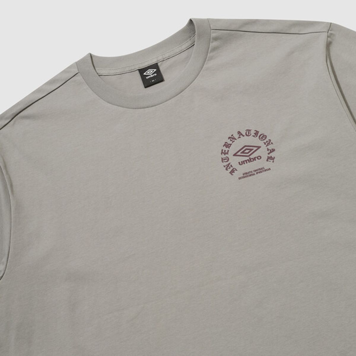 엄브로(UMBRO) 90 아치 레터링 쿨피마 그래픽 반팔 티셔츠 그레이 UR321CRS76
