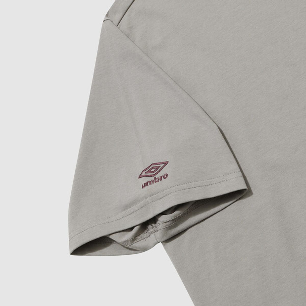 엄브로(UMBRO) 90 아치 레터링 쿨피마 그래픽 반팔 티셔츠 그레이 UR321CRS76