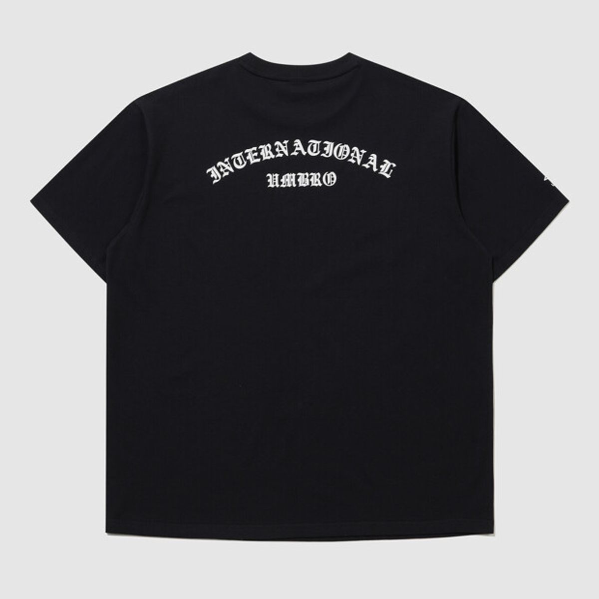 엄브로(UMBRO) 90 아치 레터링 쿨피마 그래픽 반팔 티셔츠 블랙 UR321CRS76