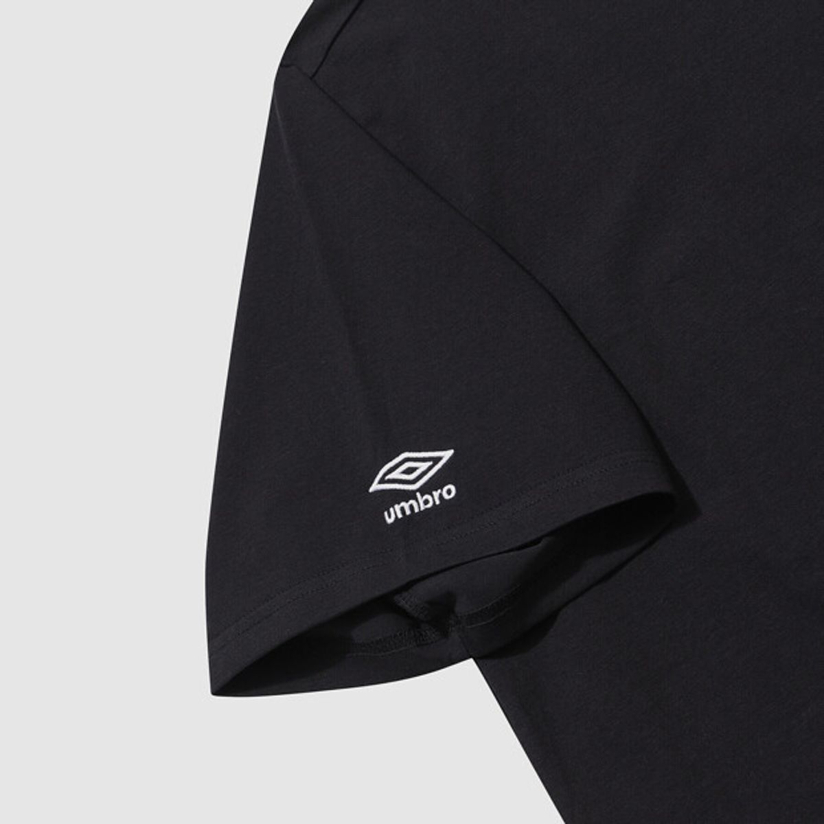 엄브로(UMBRO) 90 아치 레터링 쿨피마 그래픽 반팔 티셔츠 블랙 UR321CRS76
