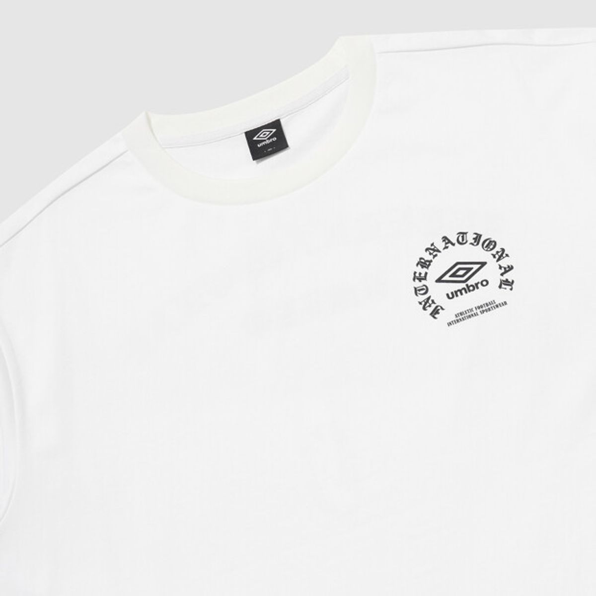 엄브로(UMBRO) 90 아치 레터링 쿨피마 그래픽 반팔 티셔츠 화이트 UR321CRS76