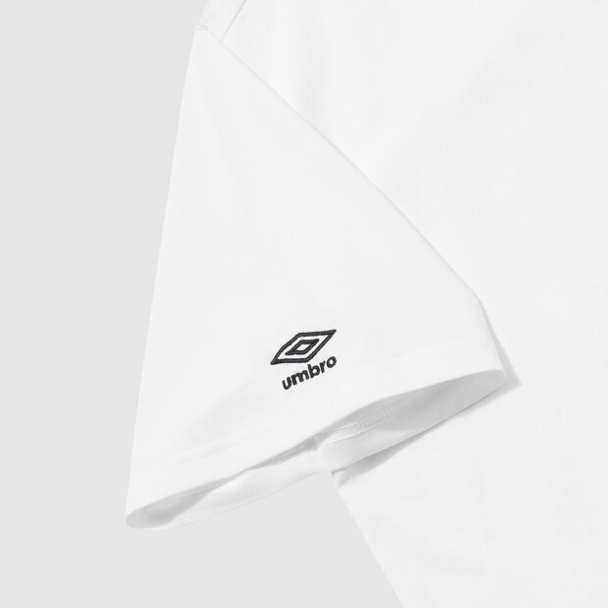 엄브로(UMBRO) 90 아치 레터링 쿨피마 그래픽 반팔 티셔츠 화이트 UR321CRS76