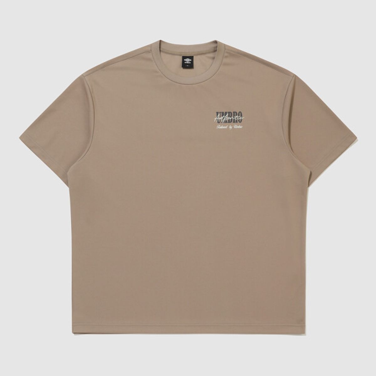 엄브로(UMBRO) [COOLING] 쿨피케 그래픽 반팔 티셔츠 카멜 UR321CRS77