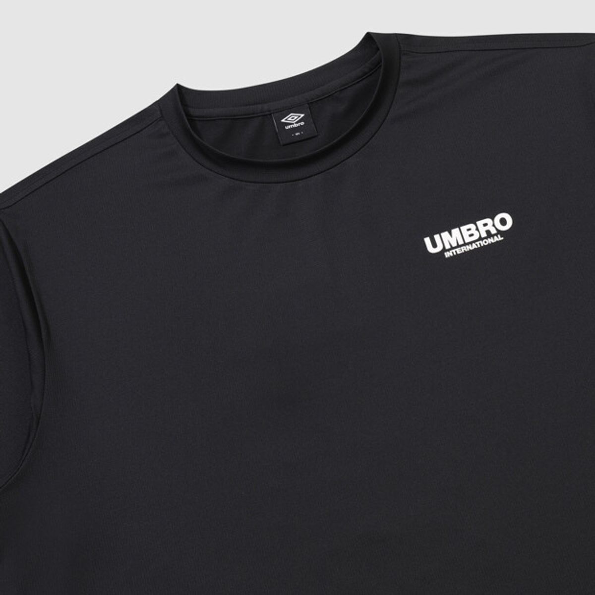 엄브로(UMBRO) [COOLING] 쿨 메쉬 그래픽 반팔 티셔츠 블랙 UR321CRS78