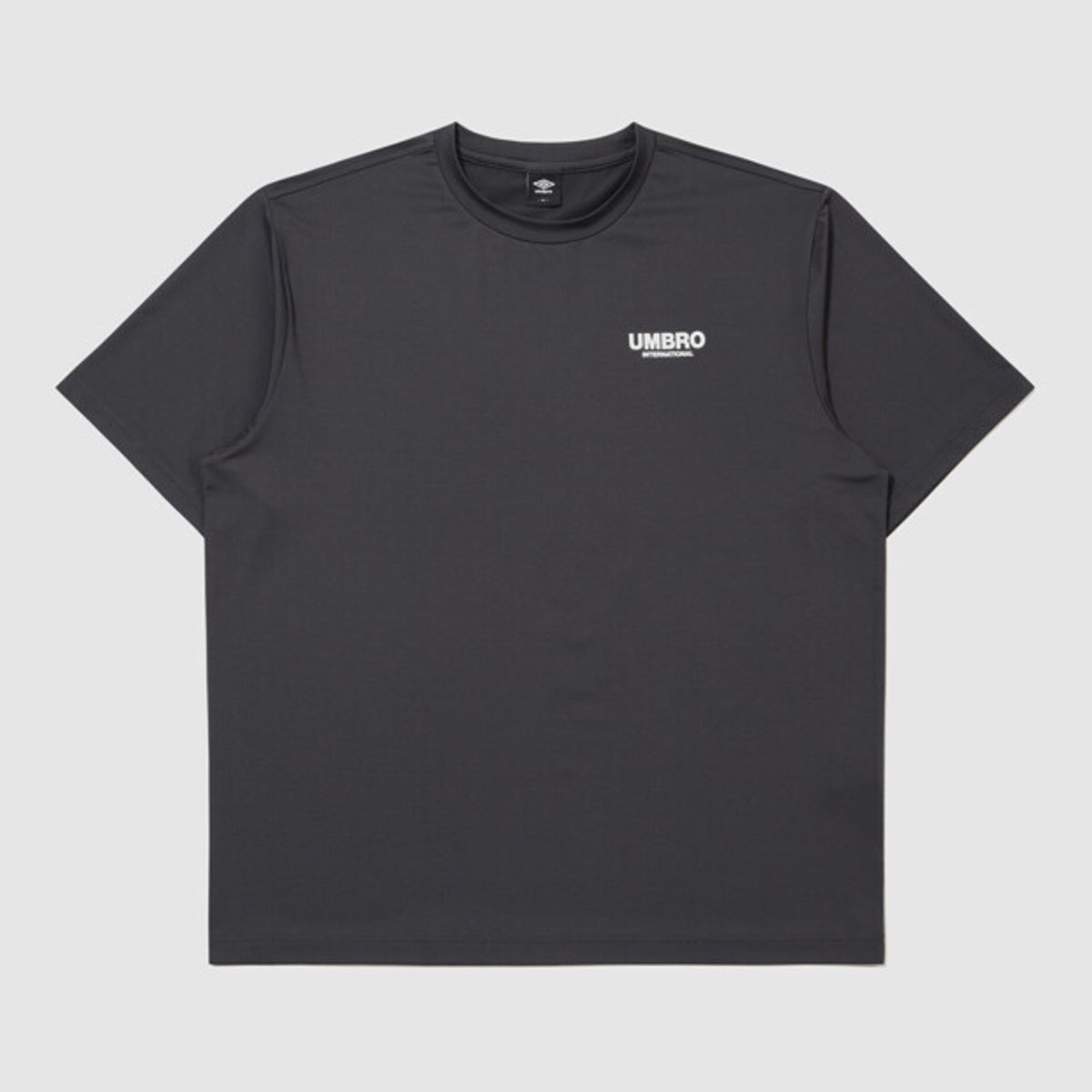 엄브로(UMBRO) [COOLING] 쿨 메쉬 그래픽 반팔 티셔츠 차콜 UR321CRS78