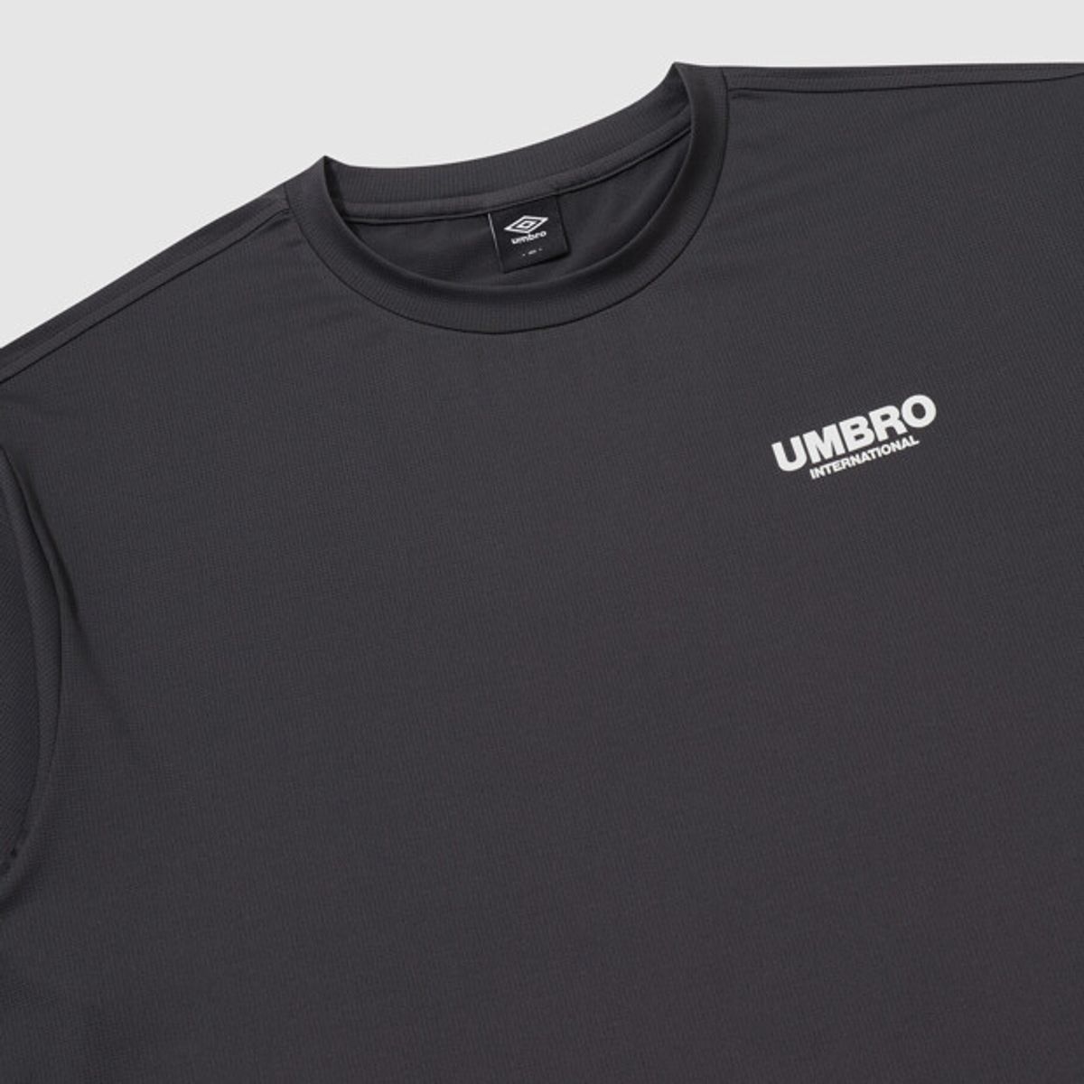 엄브로(UMBRO) [COOLING] 쿨 메쉬 그래픽 반팔 티셔츠 차콜 UR321CRS78