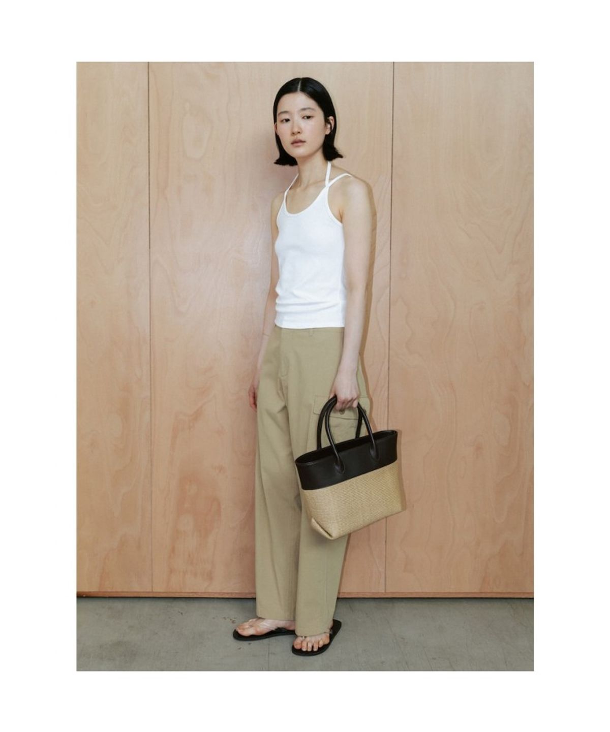디애퍼처(THE APERTURE) Ava Slveeless Top  White (TA6442A071)