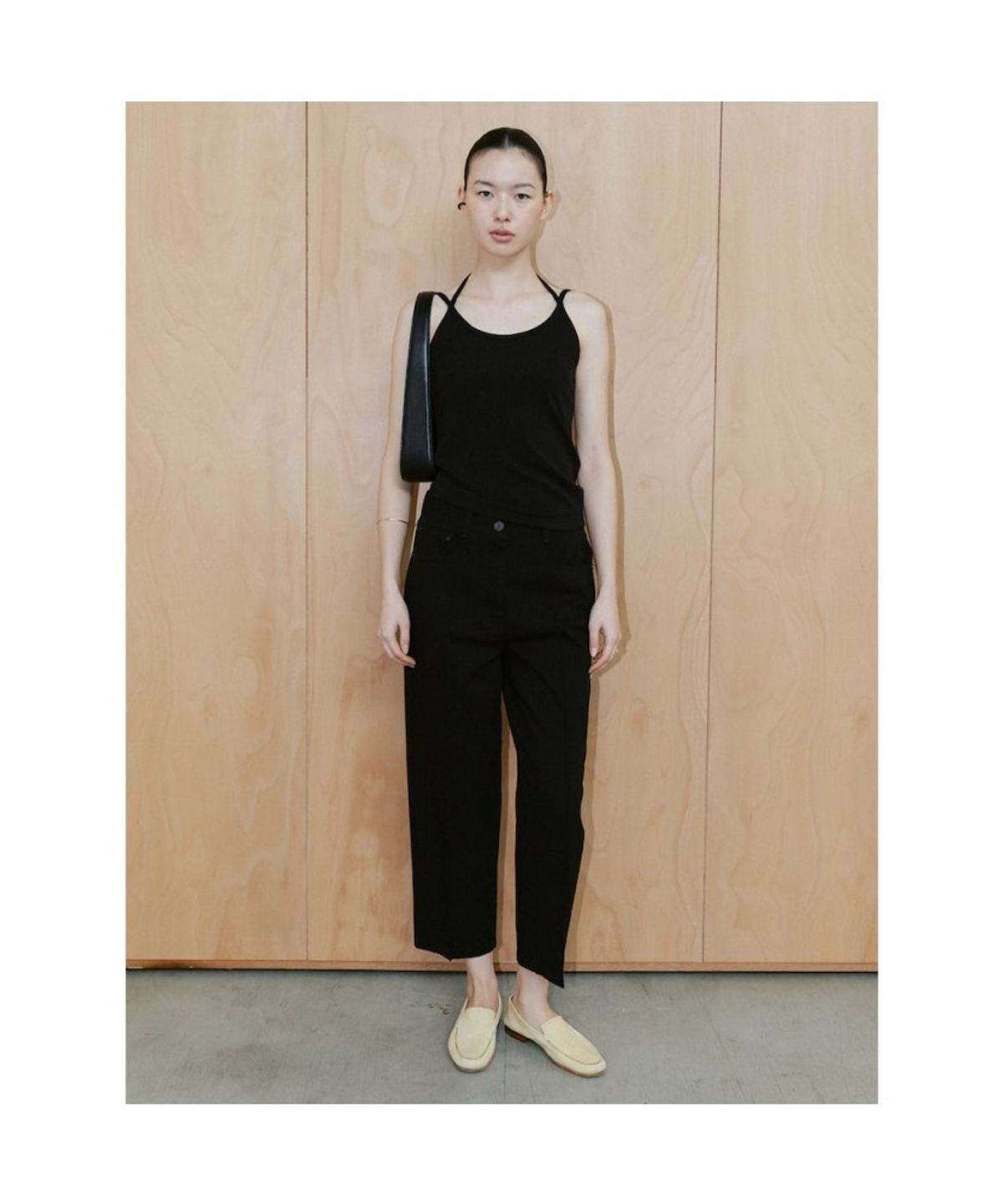 디애퍼처(THE APERTURE) Ava Slveeless Top  Black (TA6442A075)