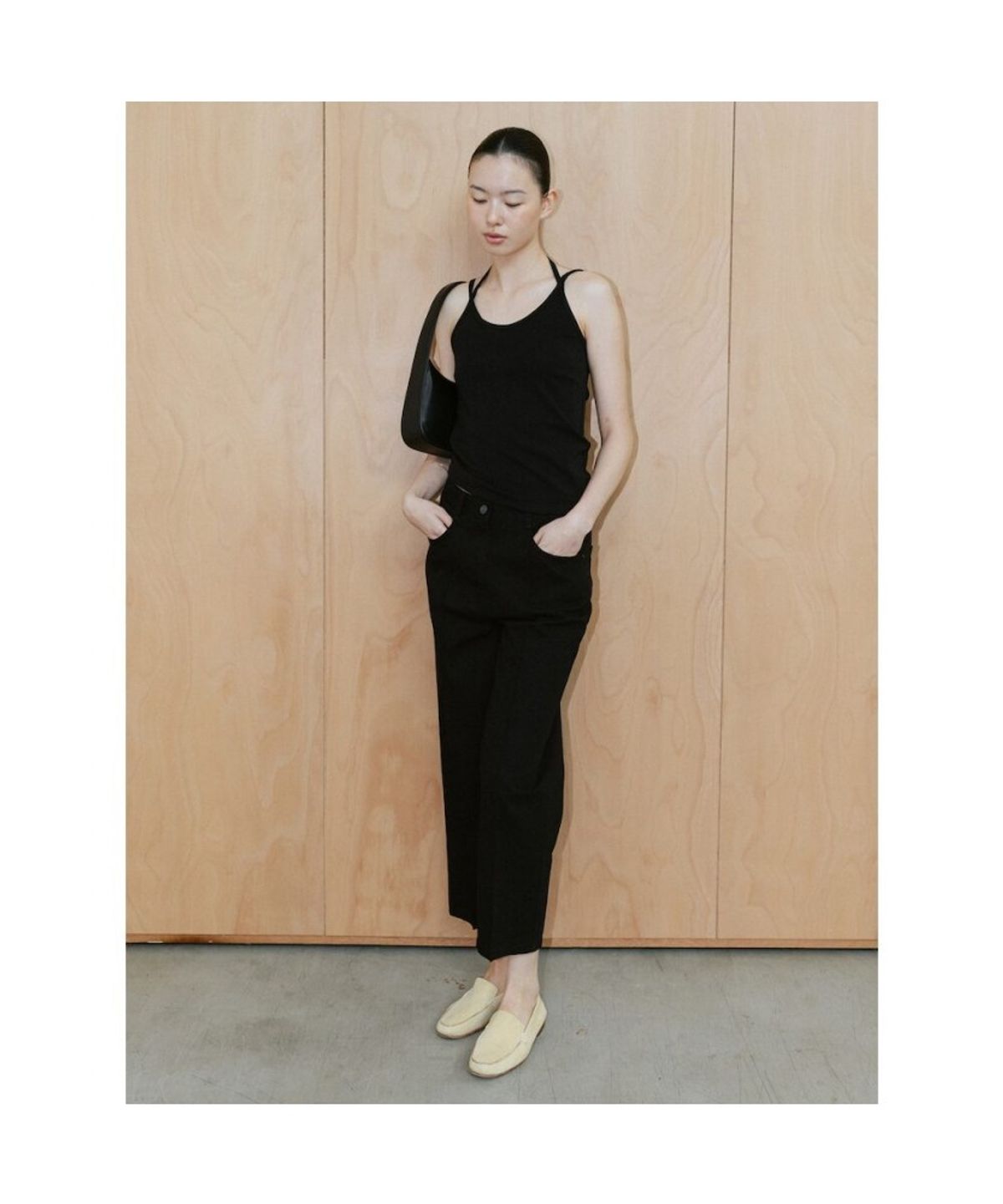 디애퍼처(THE APERTURE) Ava Slveeless Top  Black (TA6442A075)