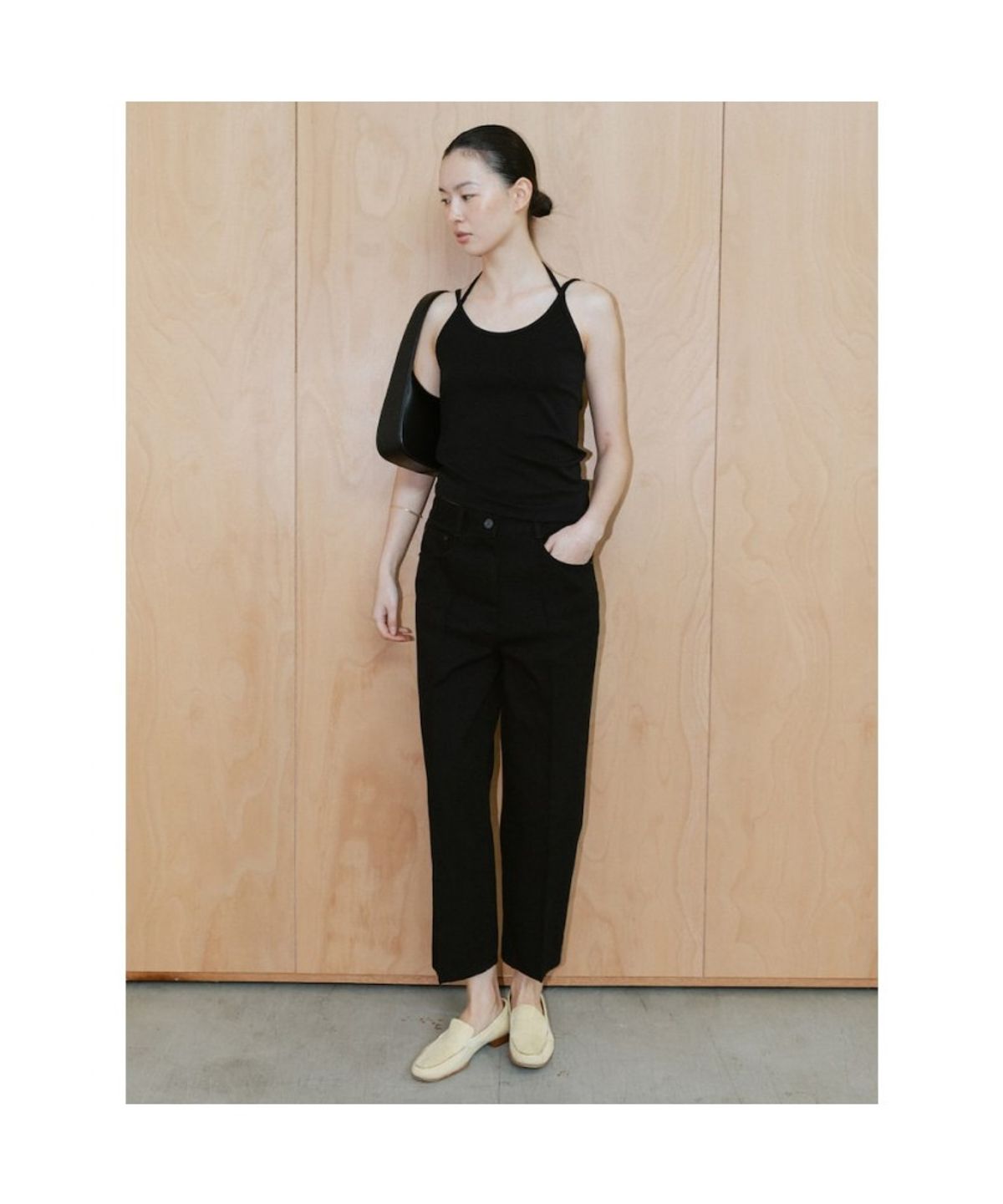 디애퍼처(THE APERTURE) Ava Slveeless Top  Black (TA6442A075)