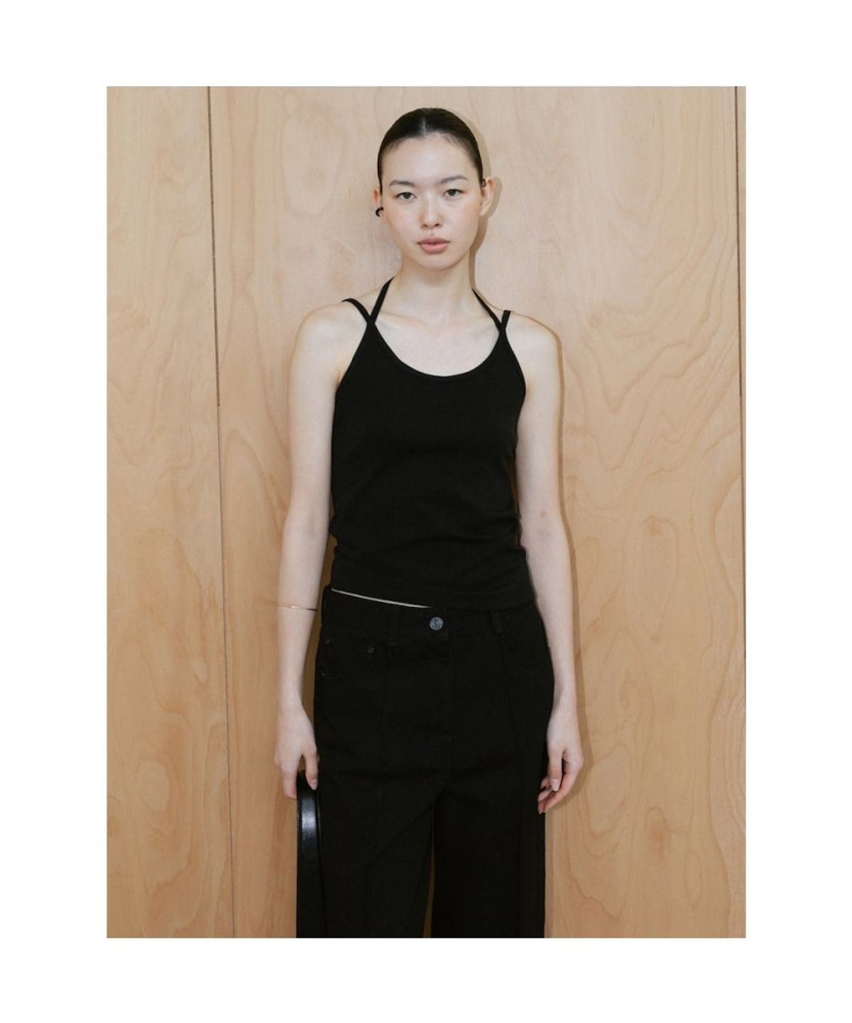 디애퍼처(THE APERTURE) Ava Slveeless Top  Black (TA6442A075)