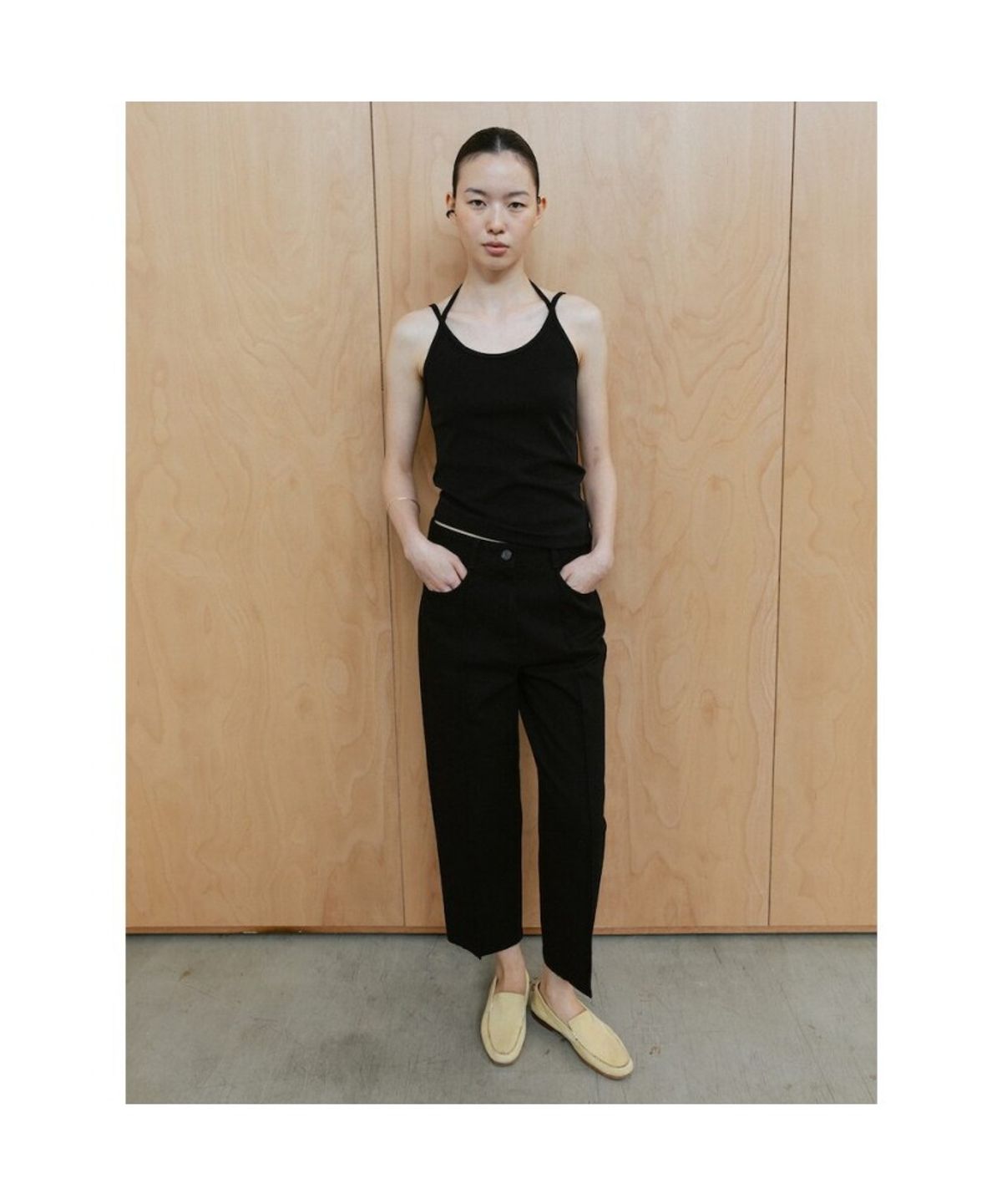 디애퍼처(THE APERTURE) Ava Slveeless Top  Black (TA6442A075)